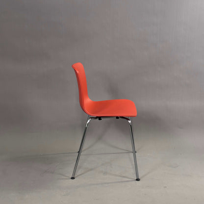 Vitra HAL Schalenstuhl mit roter Kunststoffschale und verchromtem Metallgestell, Seitenansicht vor neutralem Hintergrund