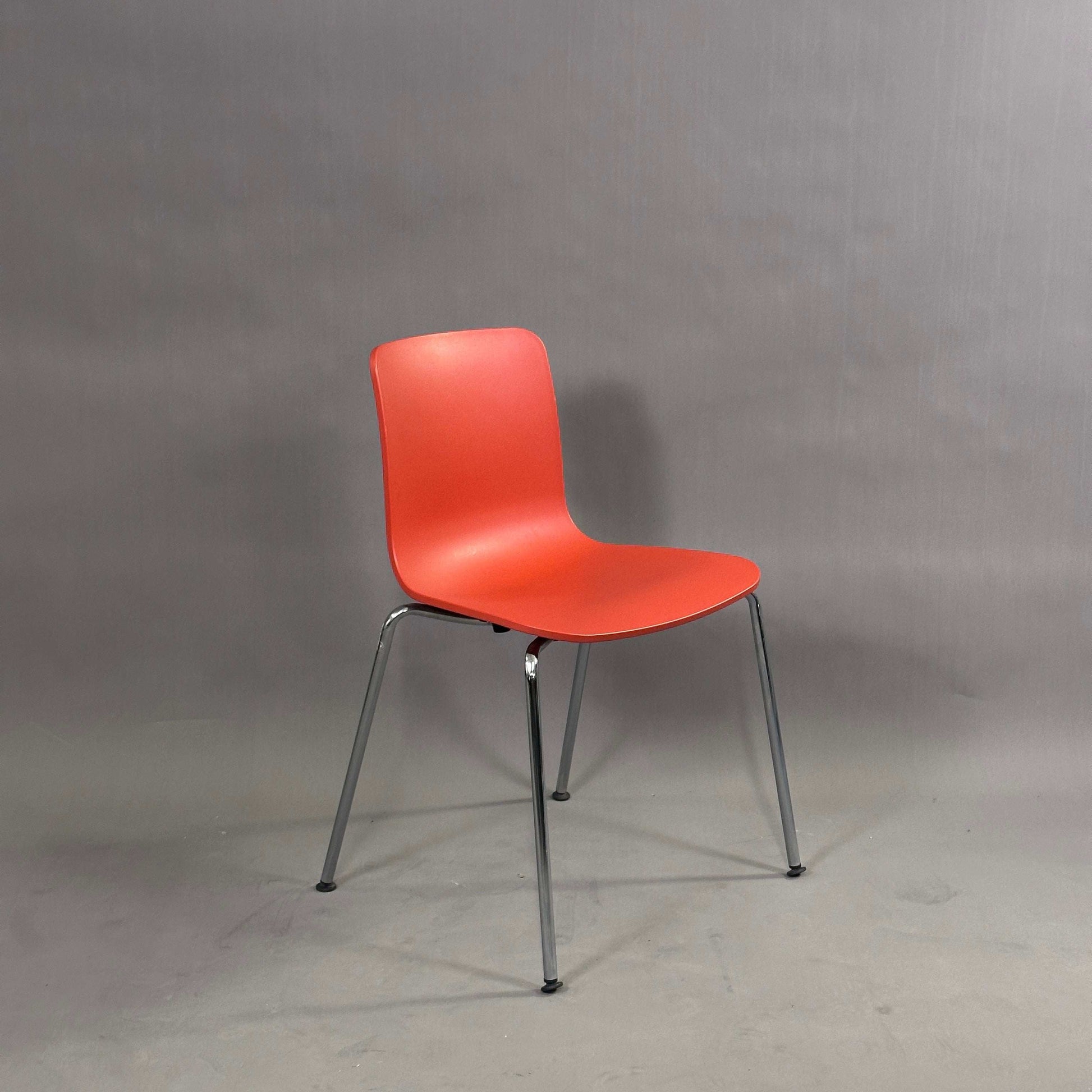 Vitra HAL Schalenstuhl mit roter Kunststoffsitzschale und verchromtem Metallgestell