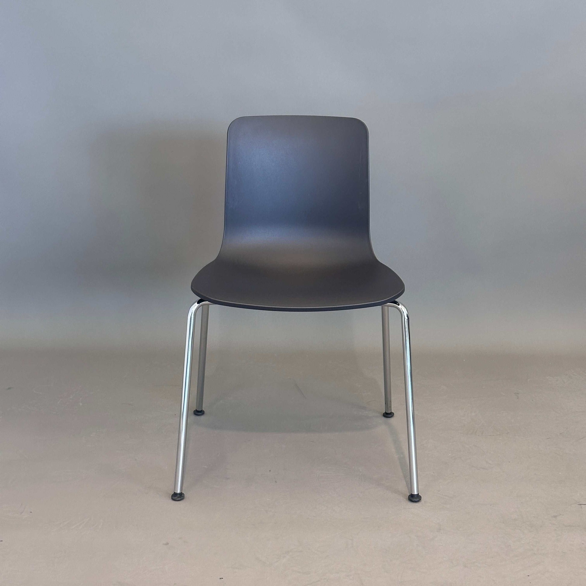 Vitra HAL schwarzer Schalenstuhl mit verchromtem Metallgestell von vorne