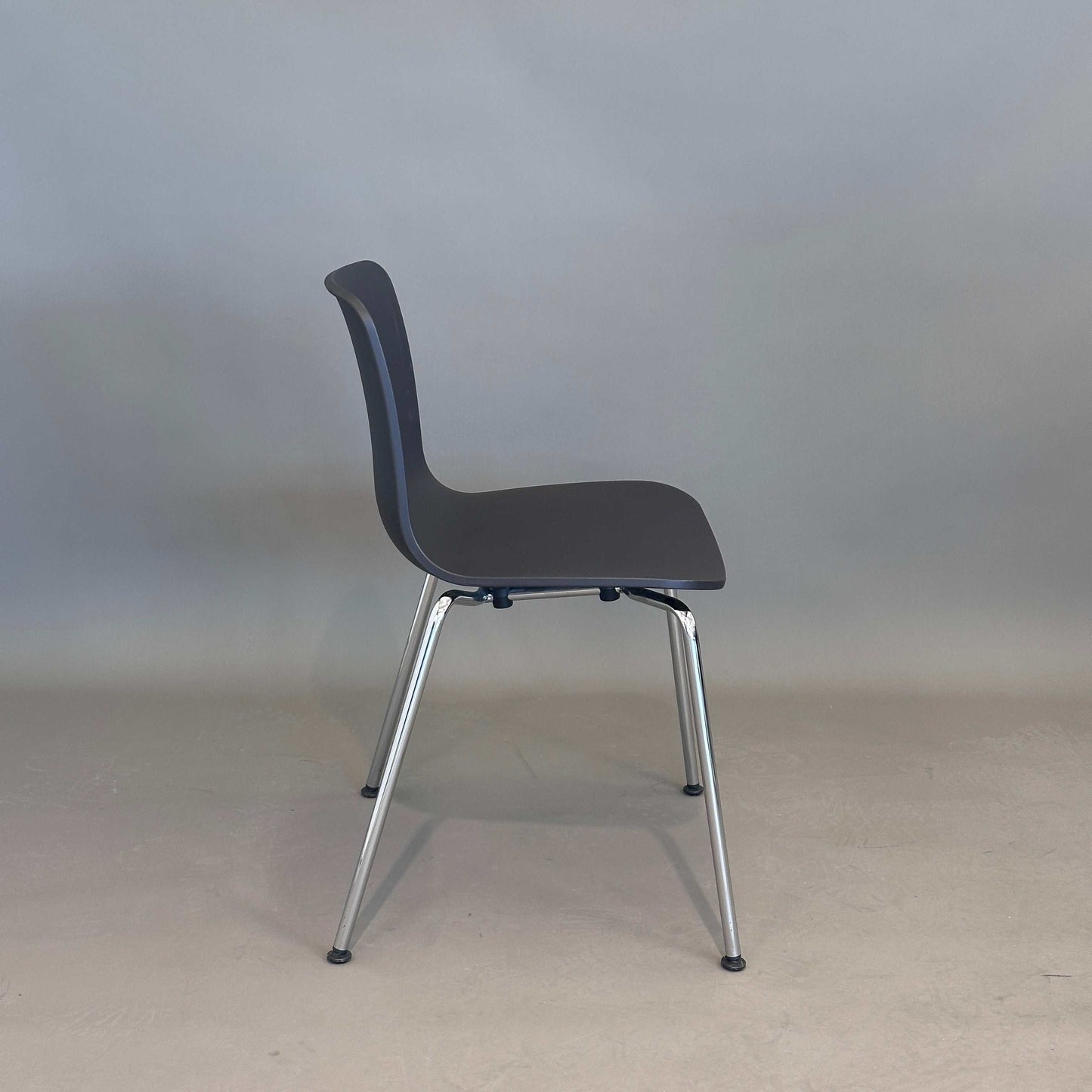 Vitra HAL Schalenstuhl mit schwarzer Kunststoffschale und verchromtem Metallgestell seitliche Ansicht