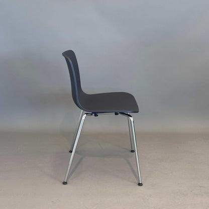 Vitra HAL Schalenstuhl mit schwarzer Kunststoffschale und verchromtem Metallgestell seitliche Ansicht
