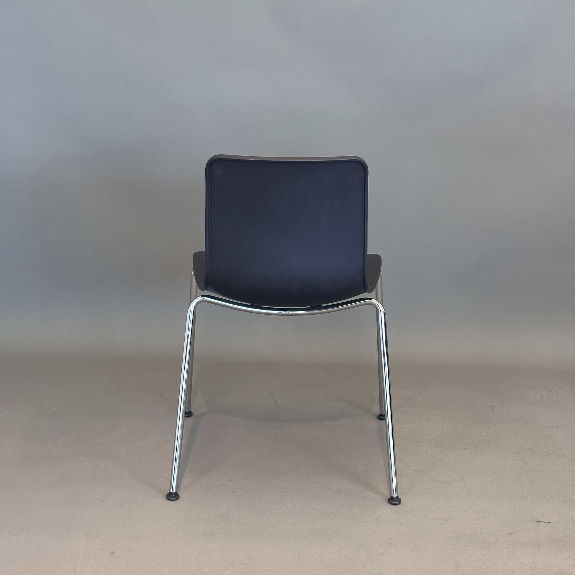 Vitra HAL Schalenstuhl mit schwarzer Kunststoffsitzschale und verchromtem Metallgestell von hinten
