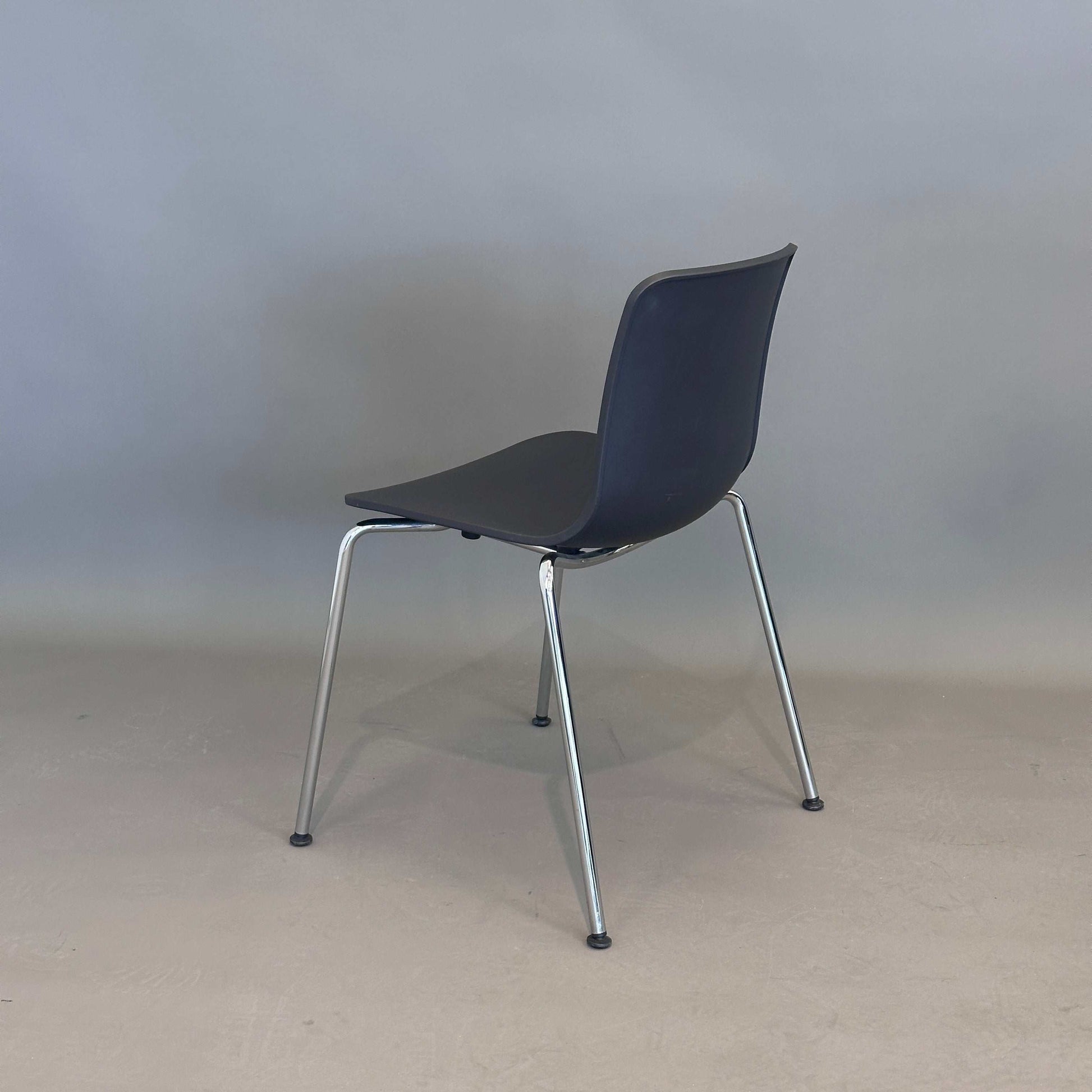 Vitra HAL Schalenstuhl mit schwarzer Kunststoffschale und verchromtem Metallgestell
