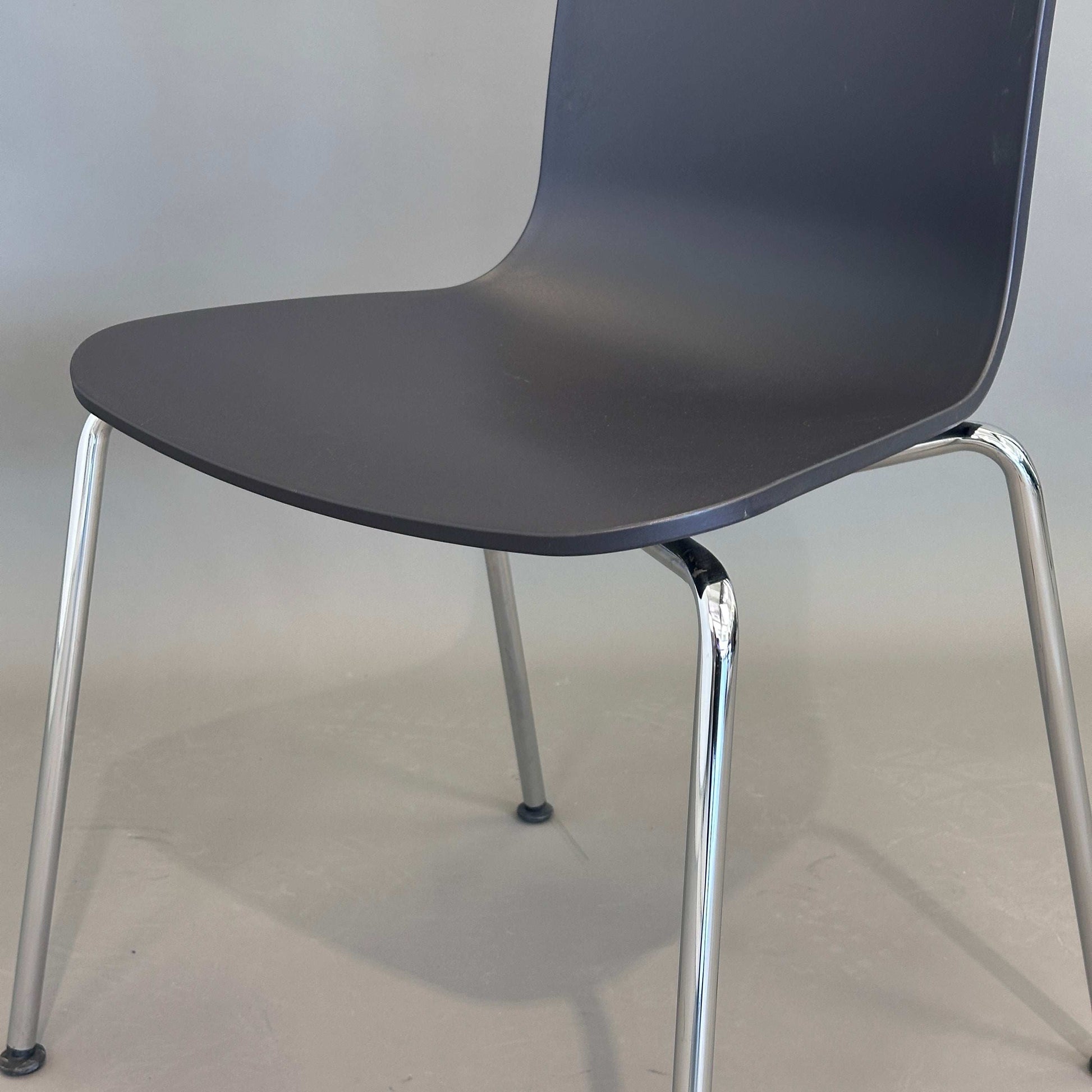 Vitra HAL Schalenstuhl mit schwarzer Kunststoffschale und verchromtem Metallgestell