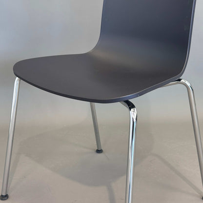 Vitra HAL Schalenstuhl mit schwarzer Kunststoffschale und verchromtem Metallgestell
