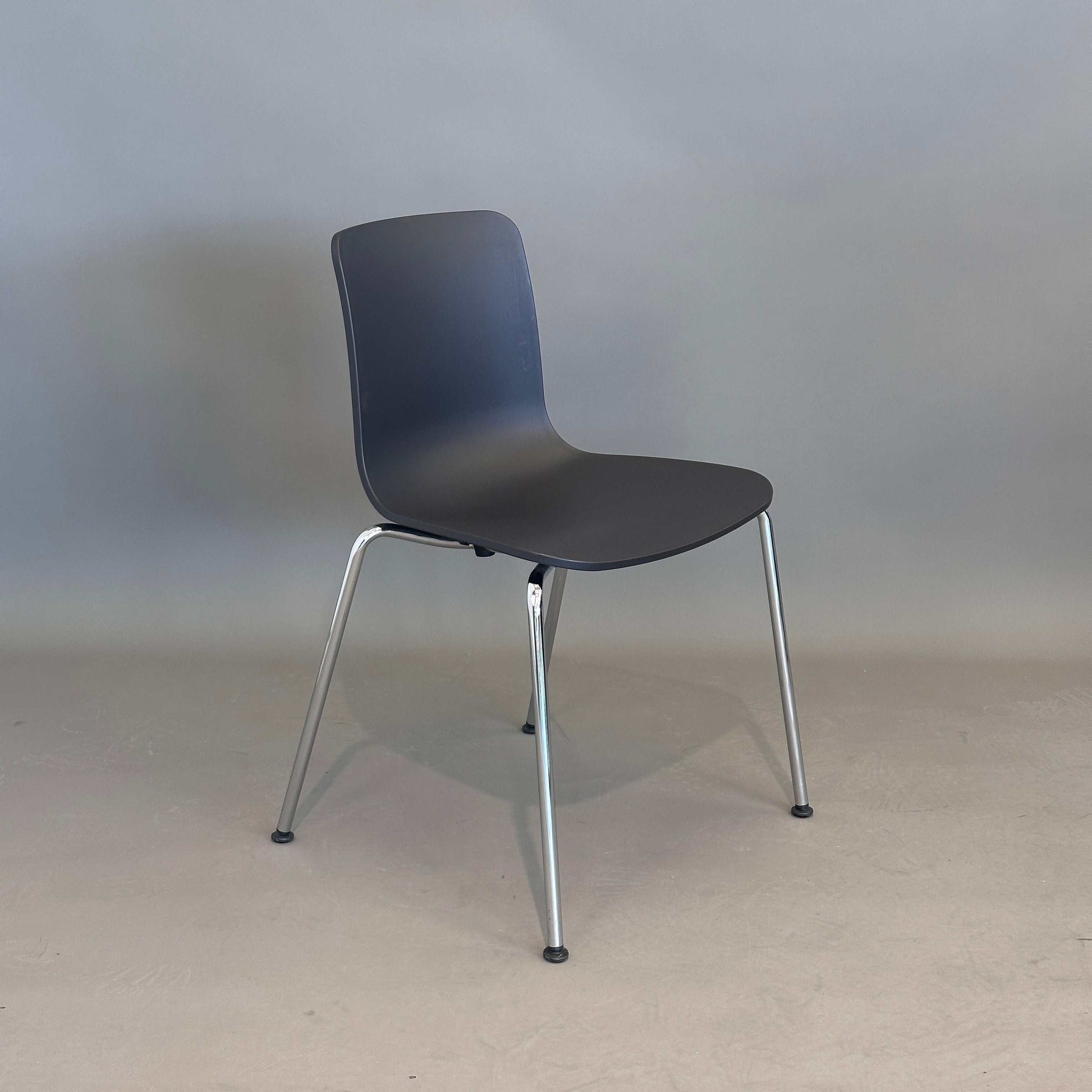 Vitra HAL Schalenstuhl schwarz mit Kunststoffsitz und verchromtem Metallgestell