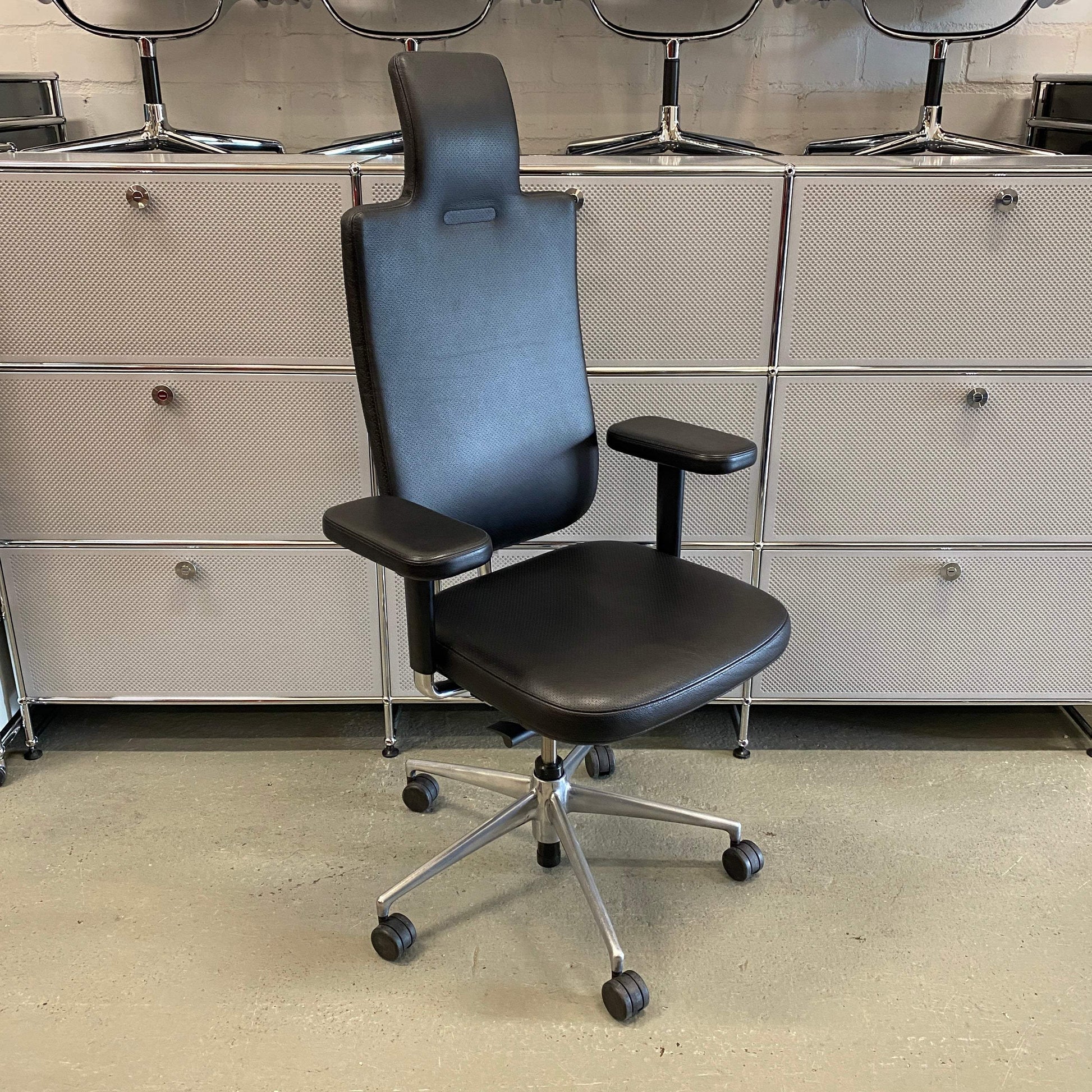 Black Vitra Headline Leder office chair with leather upholstery, chrome frame, adjustable armrests, and ergonomic features