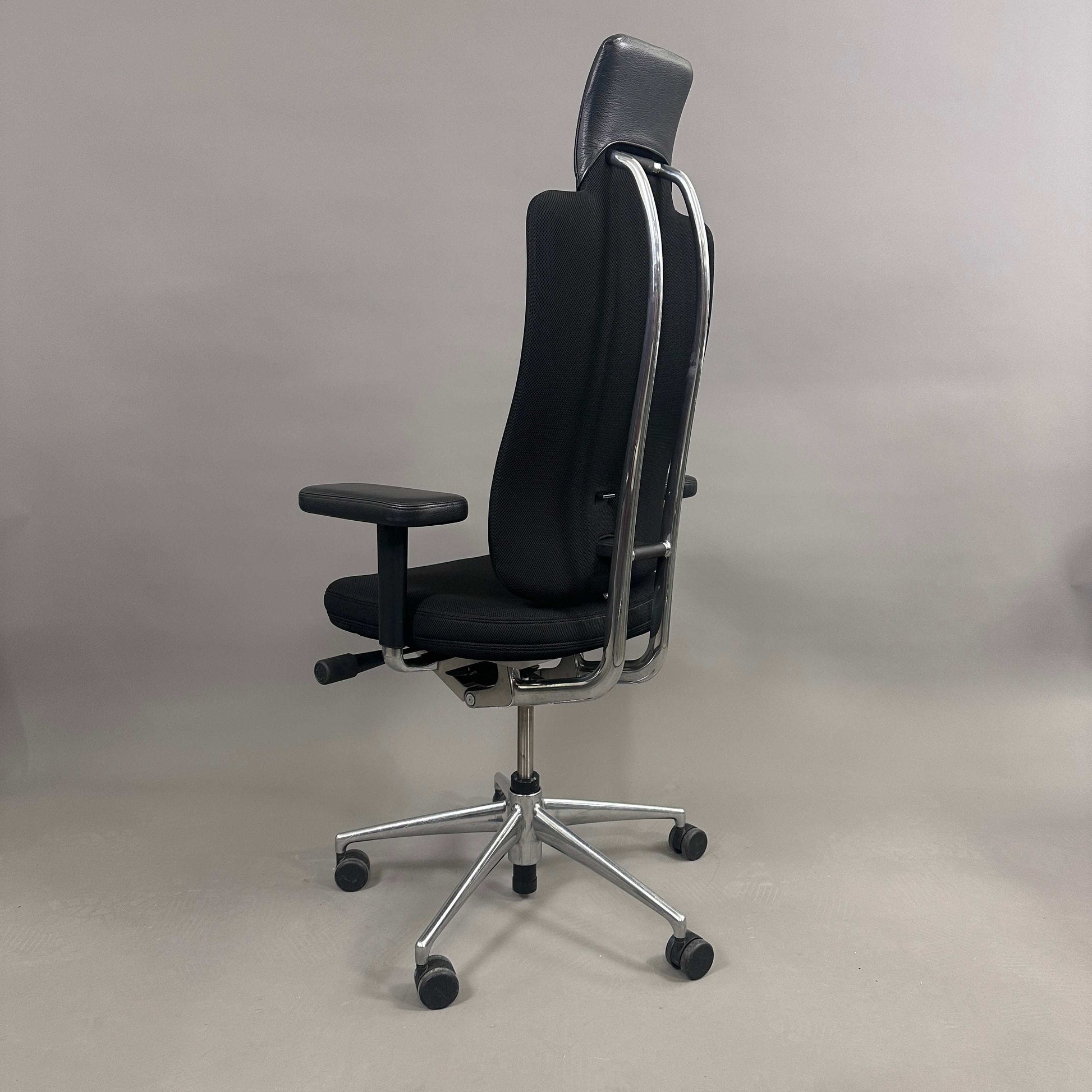 Vitra Headline black office chair with black fabric, leather headrest, adjustable armrests, chrome frame, and ergonomic features
