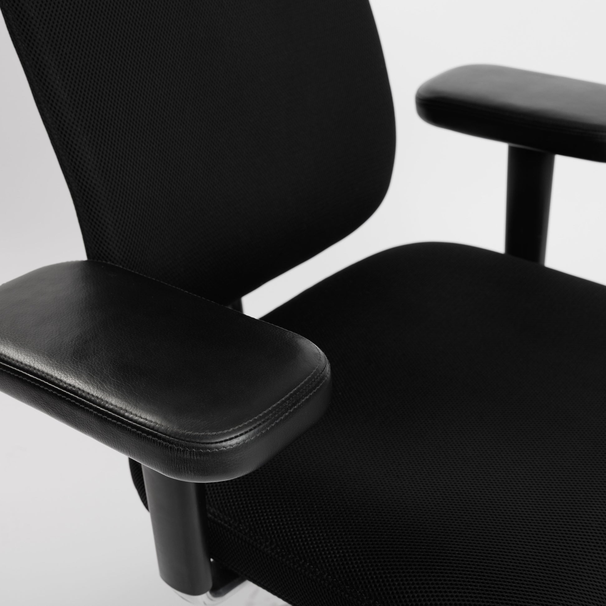 Vitra Headline Bürostuhl in Schwarz, Stoff und Leder, mit gepolsterten Armlehnen.