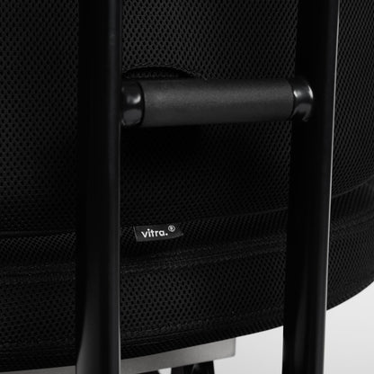 Detailaufnahme des Vitra Headline Bürostuhls in Schwarz, mit atmungsaktivem Stoff und Vitra-Logo.
