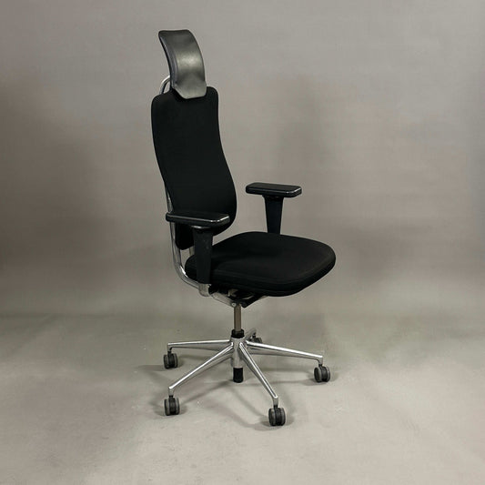 Vitra Headline ergonomischer schwarzer Bürostuhl mit Lederkopfteil, verstellbare Armauflagen und Chromgestell