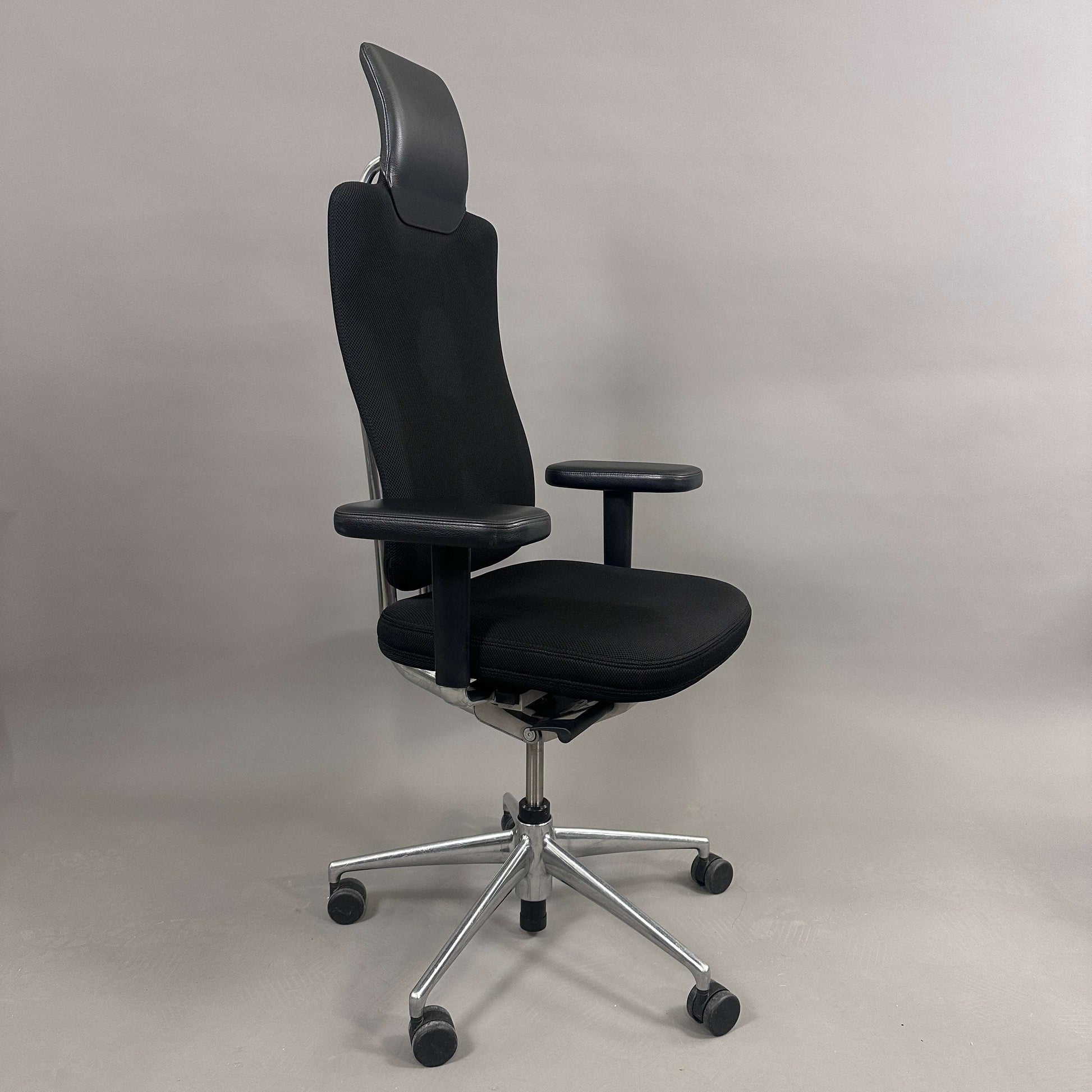 Vitra Headline black office chair with fabric seat, leather headrest, adjustable armrests, and chrome base