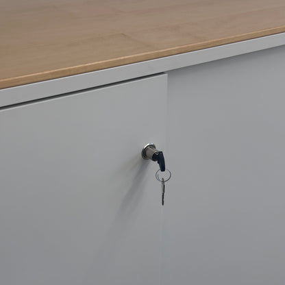 Vitra Highboard Storage Serie mit weißem Korpus, Ahorn-Holzplatte und abschließbarem Türmechanismus.