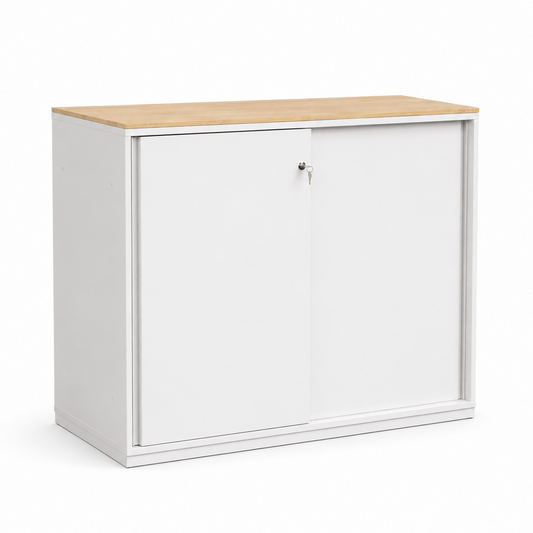 Vitra Highboard Storage Serie mit weißem Korpus, Ahorn-Holzplatte und abschließbaren Schiebetüren, 120x117cm.