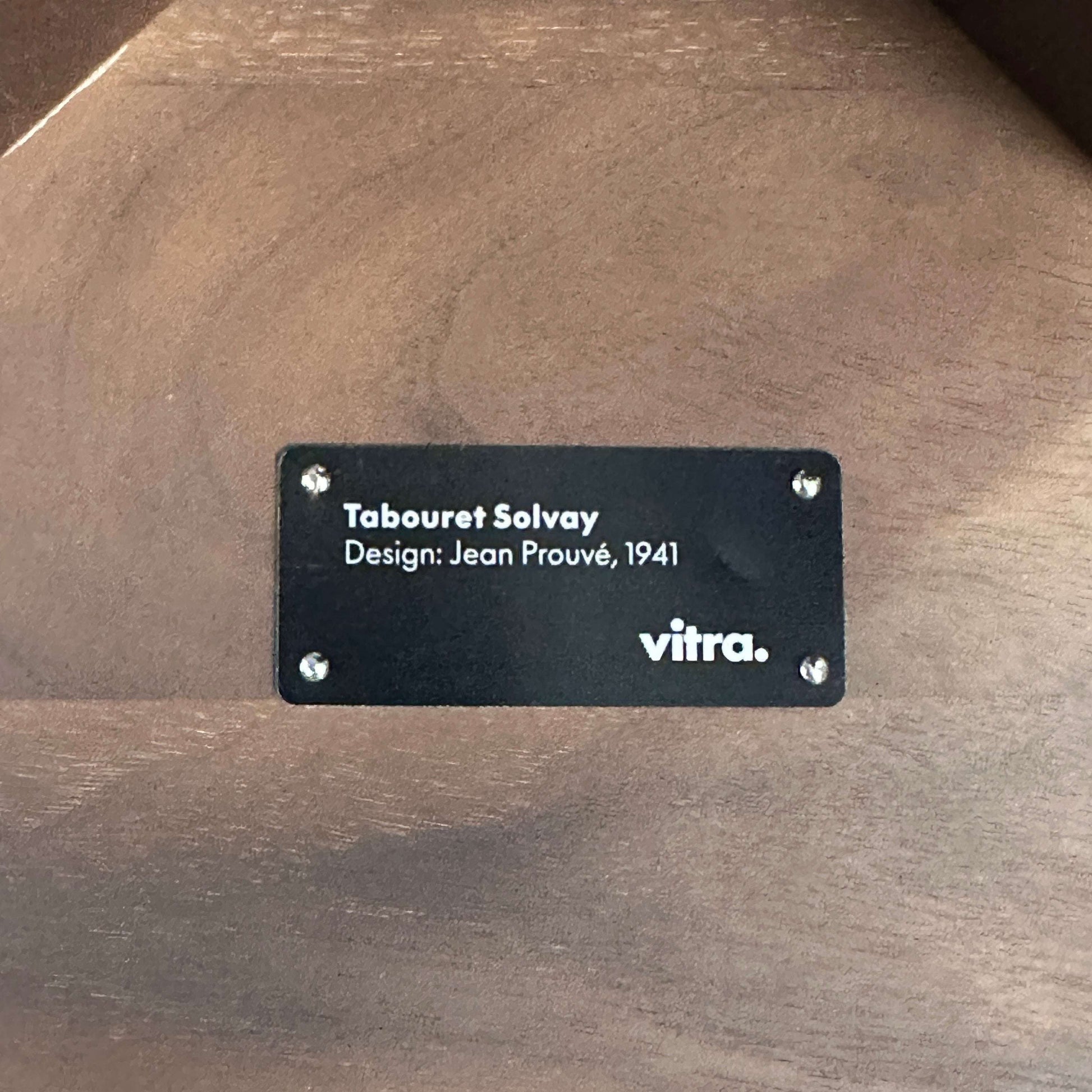 Vitra Hocker Tabouret Eiche dunkel mit Designplakette von Jean Prouvé 1941