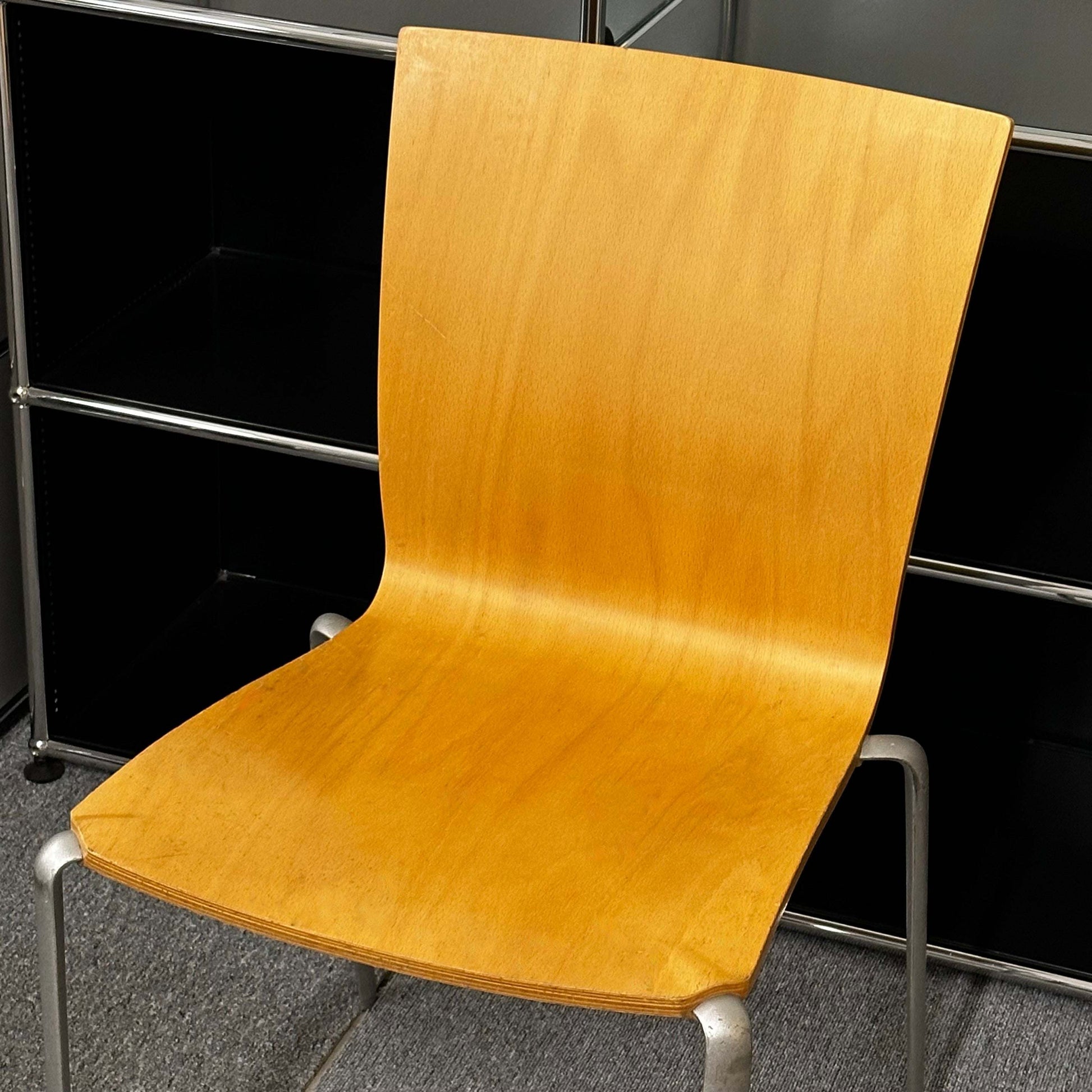 Vitra Holz Stapelstuhl with lacquered oak seat shell and metal frame, stackable up to 10 pieces