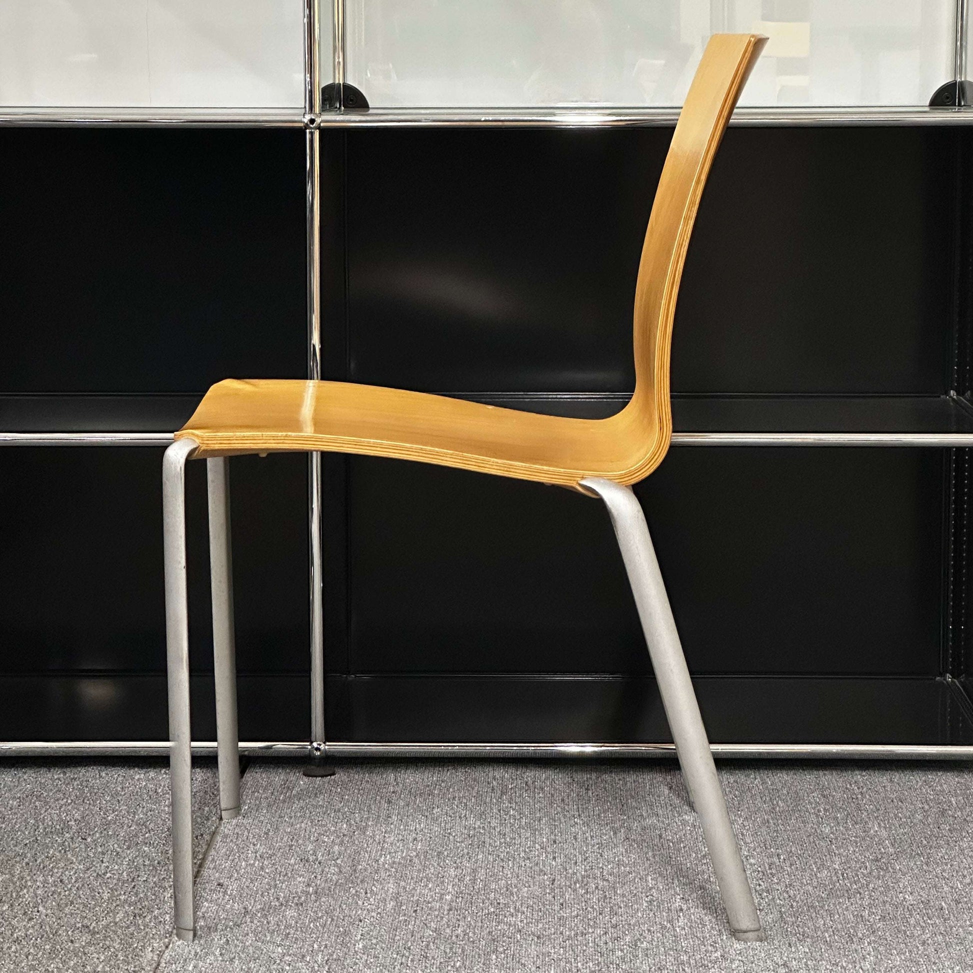 Vitra Holz Stapelstuhl with lacquered oak seat shell and metal frame, stackable up to 10 chairs