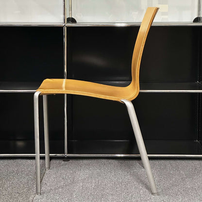 Vitra Holz Stapelstuhl with lacquered oak seat shell and metal frame, stackable up to 10 chairs