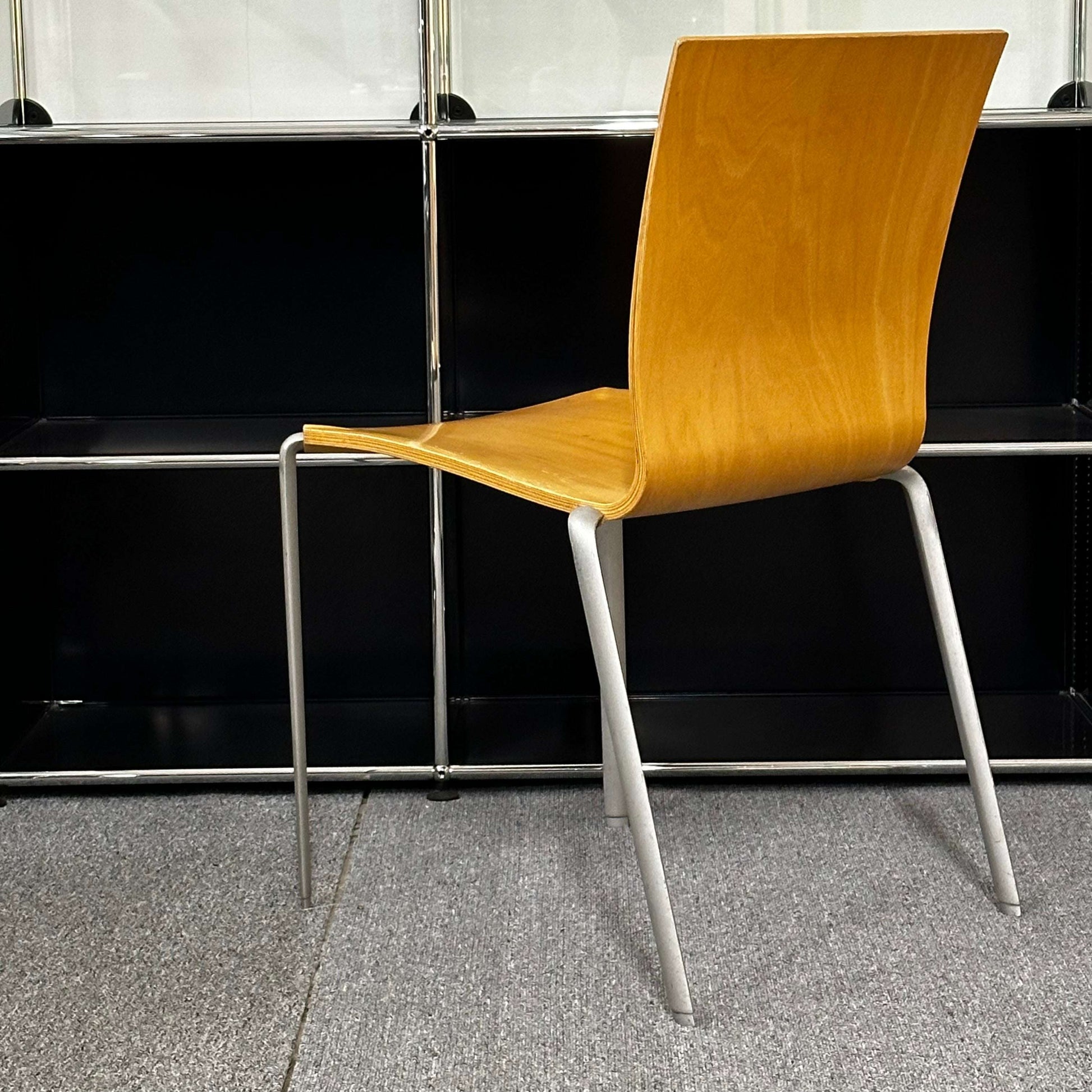 Vitra Holz Stapelstuhl with oak lacquered seat and metal frame, stackable up to 10 chairs