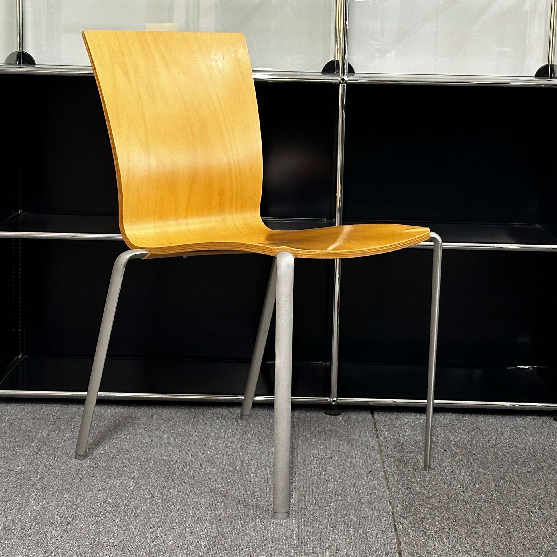 Vitra Holz Stapelstuhl with lacquered oak seat and metal frame, stackable up to 10 chairs