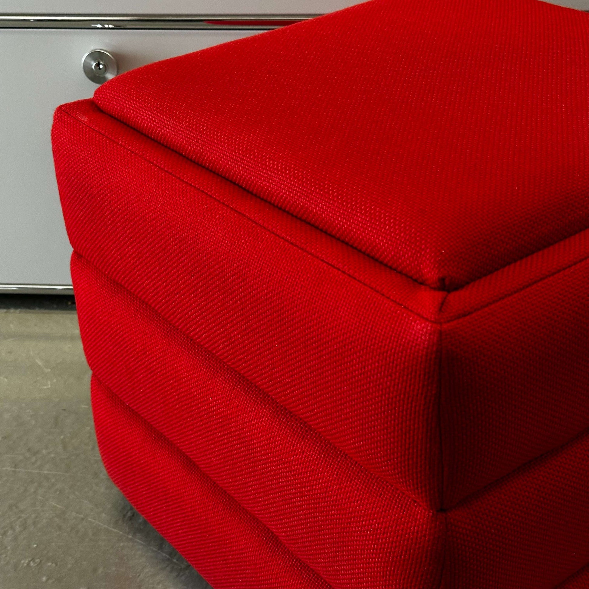 Vitra Hopsak Hocker in red fabric, 48x48x43cm square stool