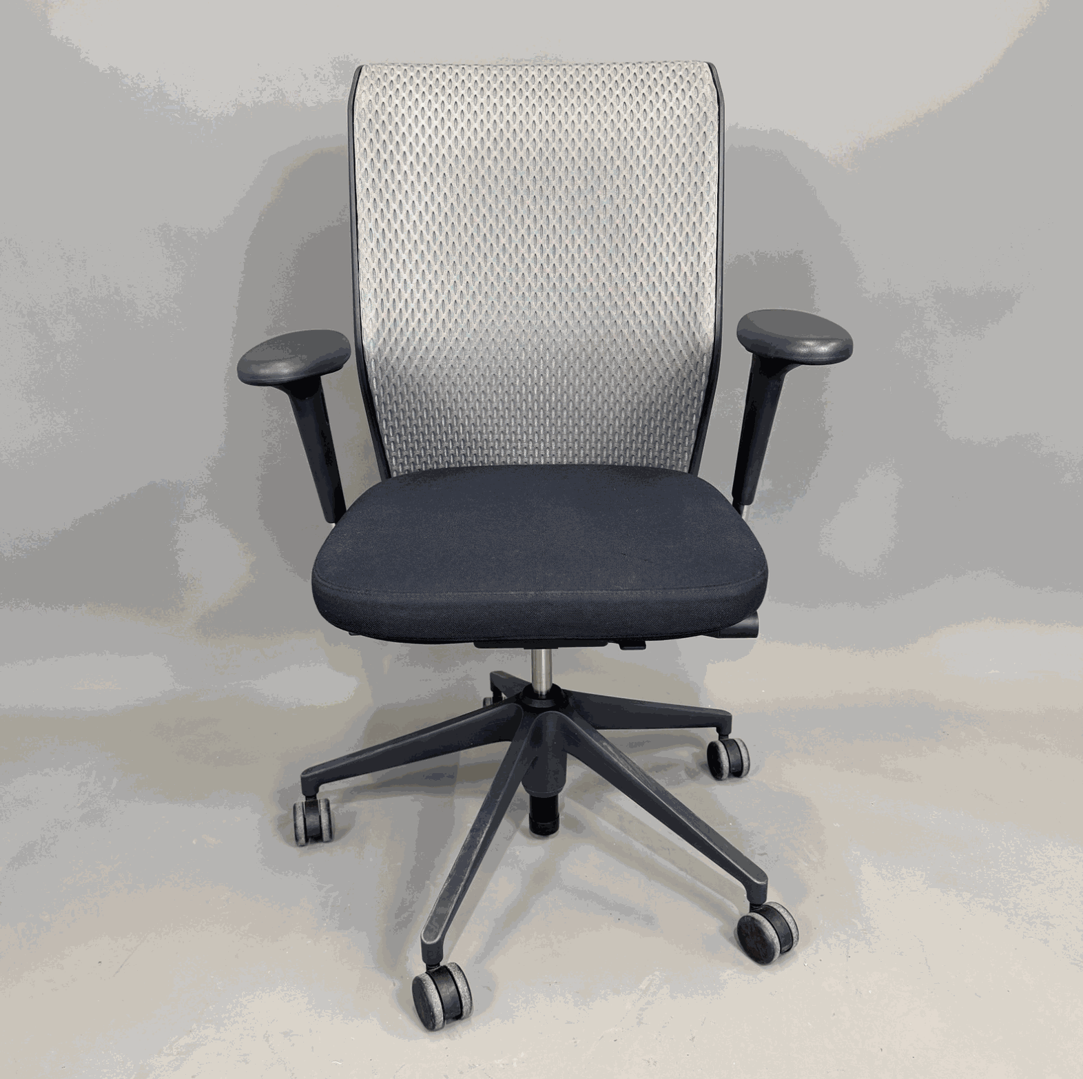 Vitra ID Mesh ergonomic office chair with grey mesh backrest, black seat, adjustable 3D armrests, and lumbar support