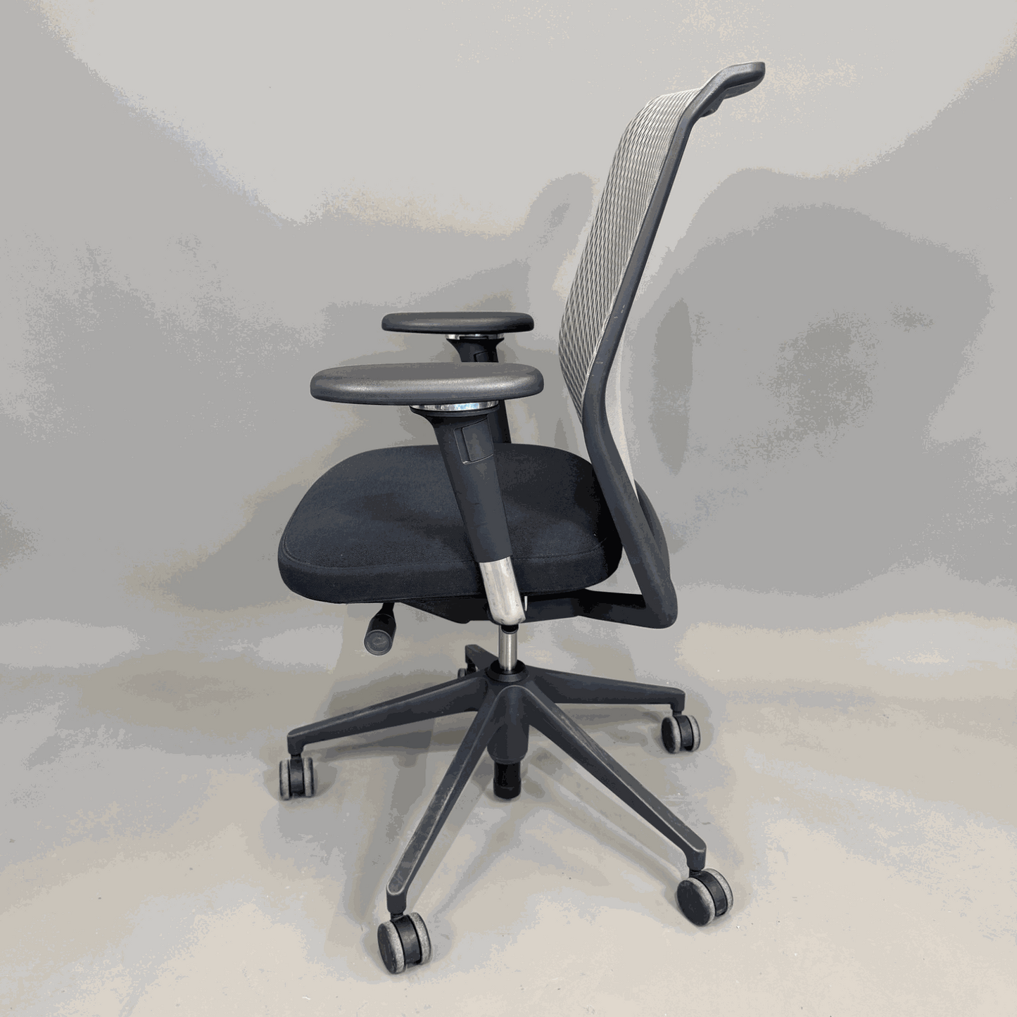 Vitra ID Mesh ergonomic office chair with black seat and gray mesh backrest, adjustable 3D armrests and lumbar support