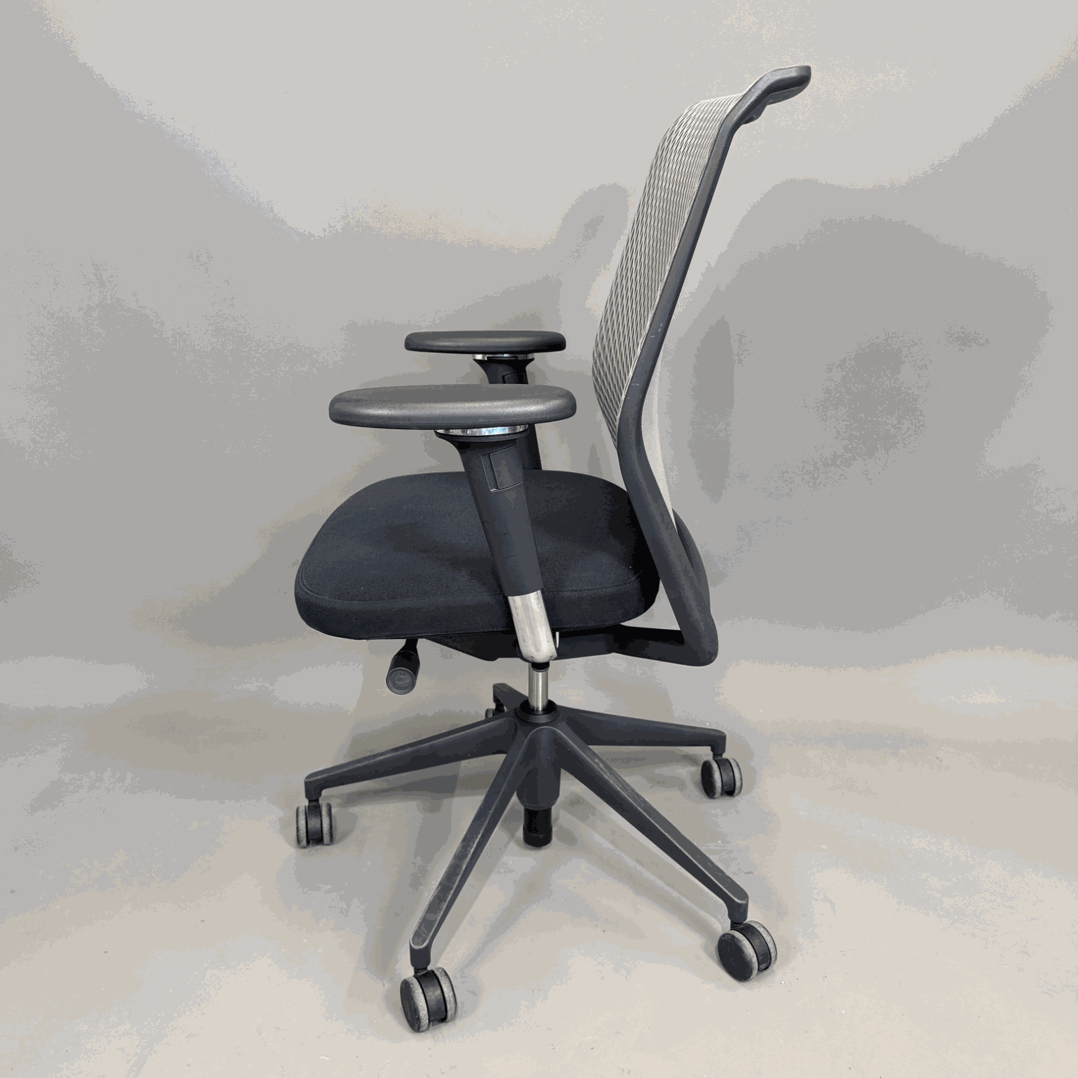 Vitra ID Mesh ergonomic office chair with black seat and gray mesh backrest, adjustable 3D armrests and lumbar support