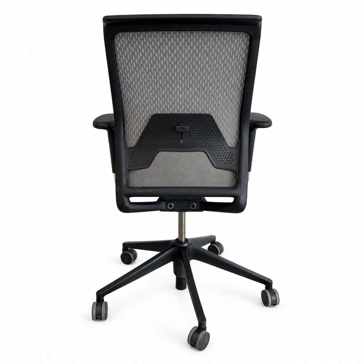 Vitra ID Mesh Bürostuhl in Grau mit schwarzem Kunststoff-Fußkreuz und verstellbarer Lordosenstütze, Rückansicht.