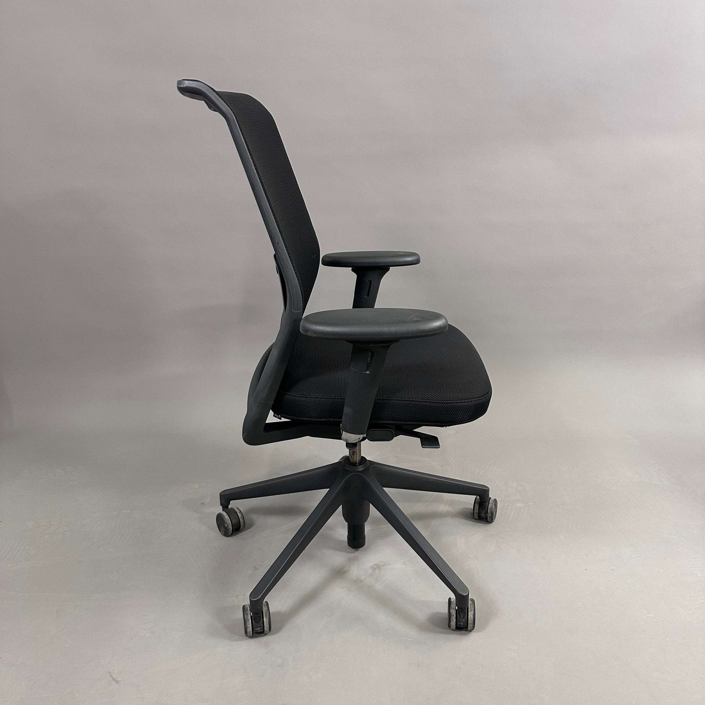 Black Vitra ID Mesh office chair with adjustable seat height, depth, lumbar support, and 3D armrests.
