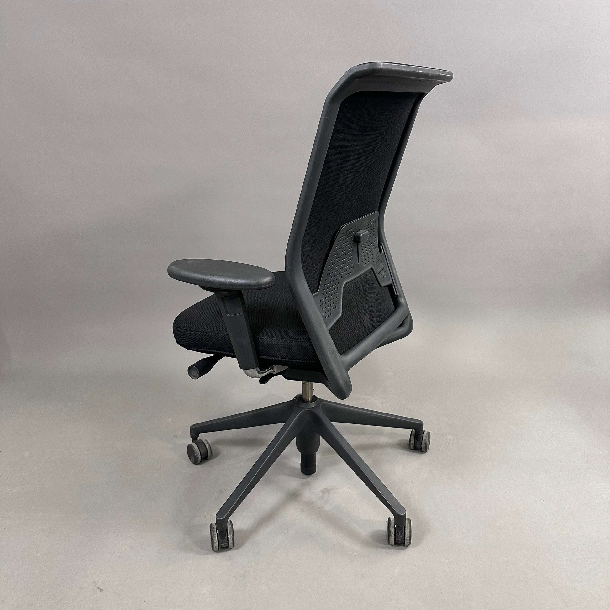 Black Vitra ID Mesh ergonomic office chair with adjustable seat height, depth, lumbar support, 3D armrests, and locking backrest