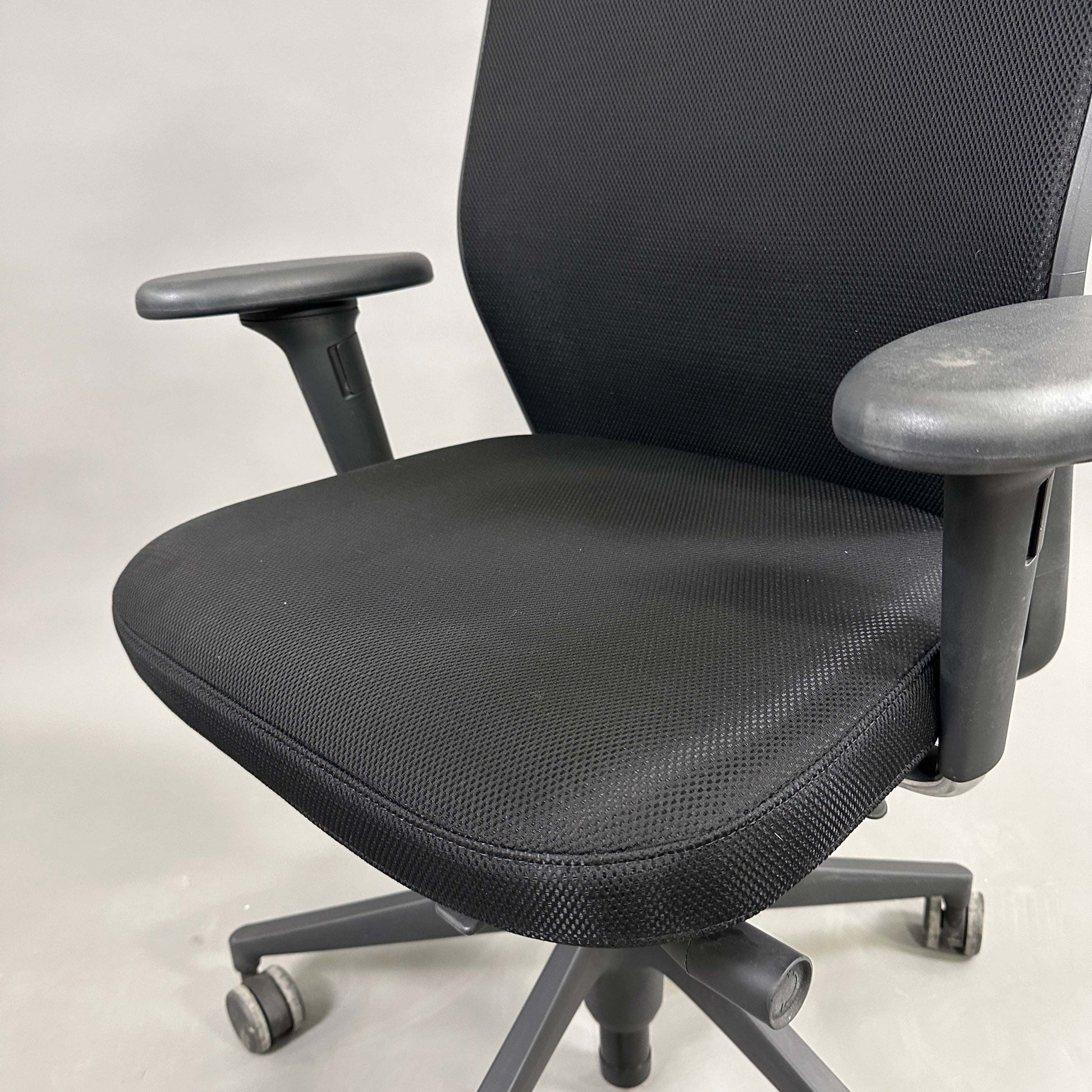 Black Vitra ID Mesh office chair with adjustable seat height, depth, 3D armrests, and ergonomic lumbar support.