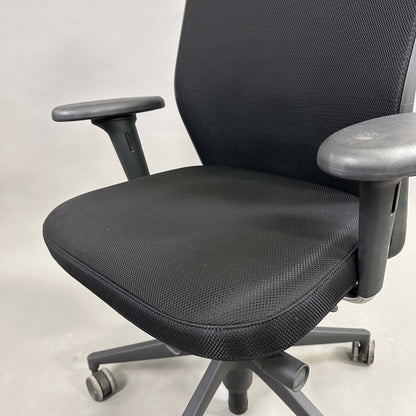 Black Vitra ID Mesh office chair with adjustable seat height, depth, 3D armrests, and ergonomic lumbar support.