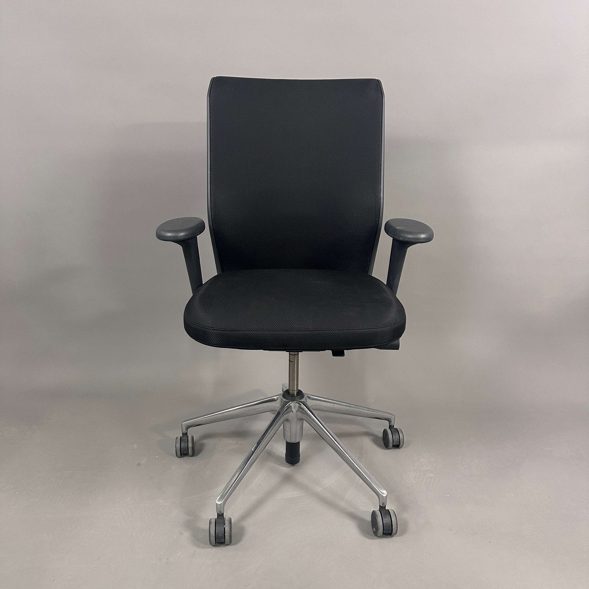 Vitra ID Mesh schwarzer Bürostuhl mit Aluminiumgestell und verstellbaren ergonomischen Funktionen