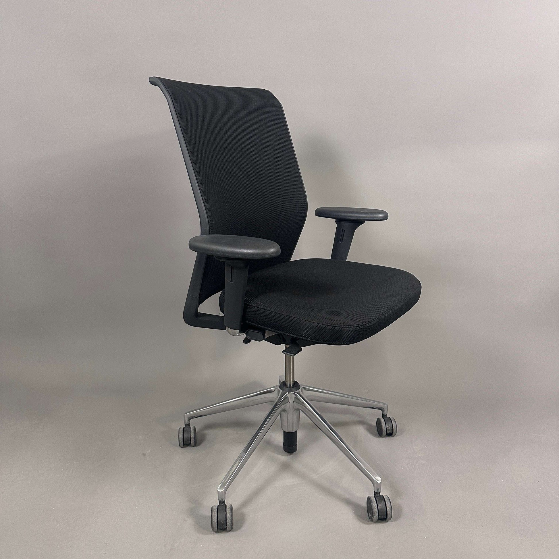 Vitra ID Mesh schwarzer Bürostuhl mit Aluminiumgestell und verstellbaren Funktionen