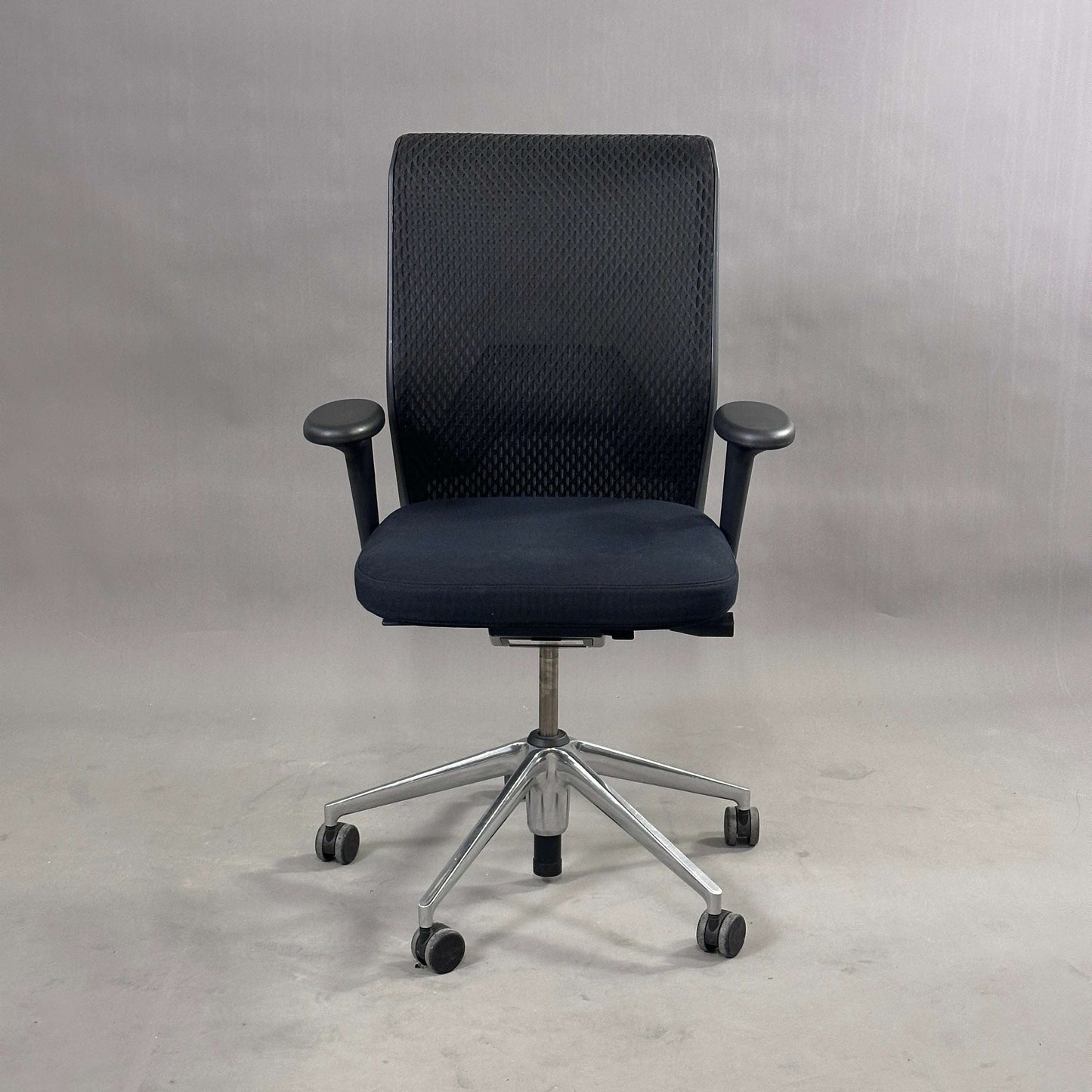 Vitra ID Mesh schwarzer Bürostuhl mit Diamondmesh-Rückenlehne und Alu-Gestell, höhenverstellbar und mit ergonomischen Funktionen