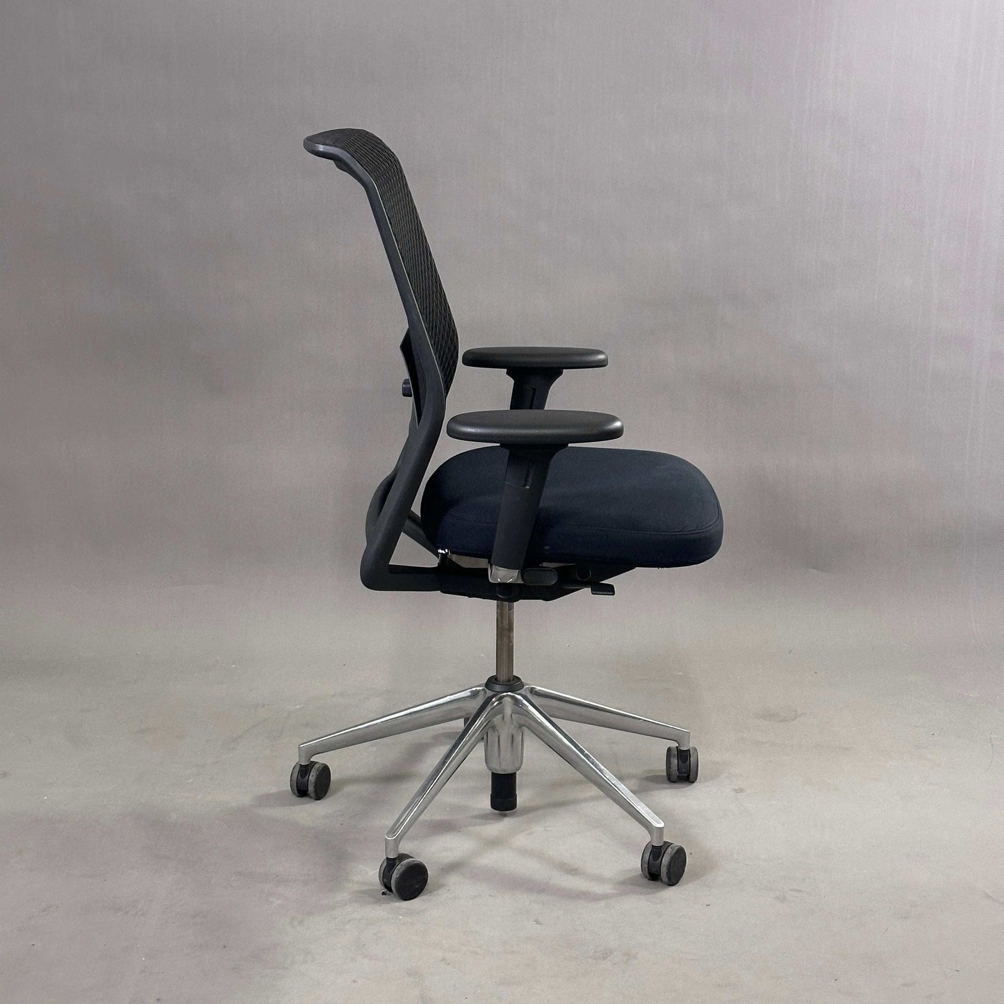 Vitra ID Mesh schwarzer Bürostuhl mit Diamondmesh-Rückenlehne und Aluminiumgestell, höhenverstellbar und ergonomisch
