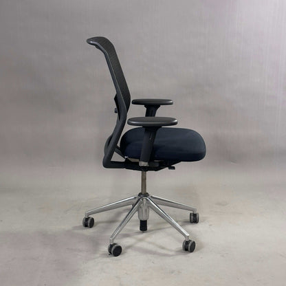 Vitra ID Mesh schwarzer Bürostuhl mit Diamondmesh-Rückenlehne und Aluminiumgestell, höhenverstellbar und ergonomisch