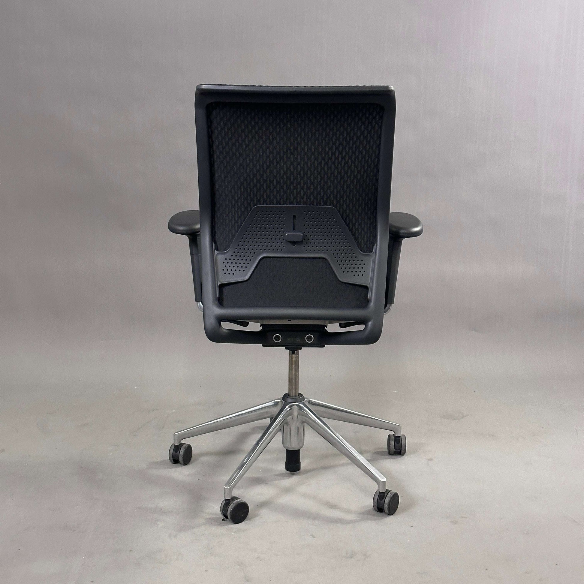Schwarzer Vitra ID Mesh Diamondmesh Bürostuhl mit Aluminiumgestell und verstellbaren Funktionen von hinten.