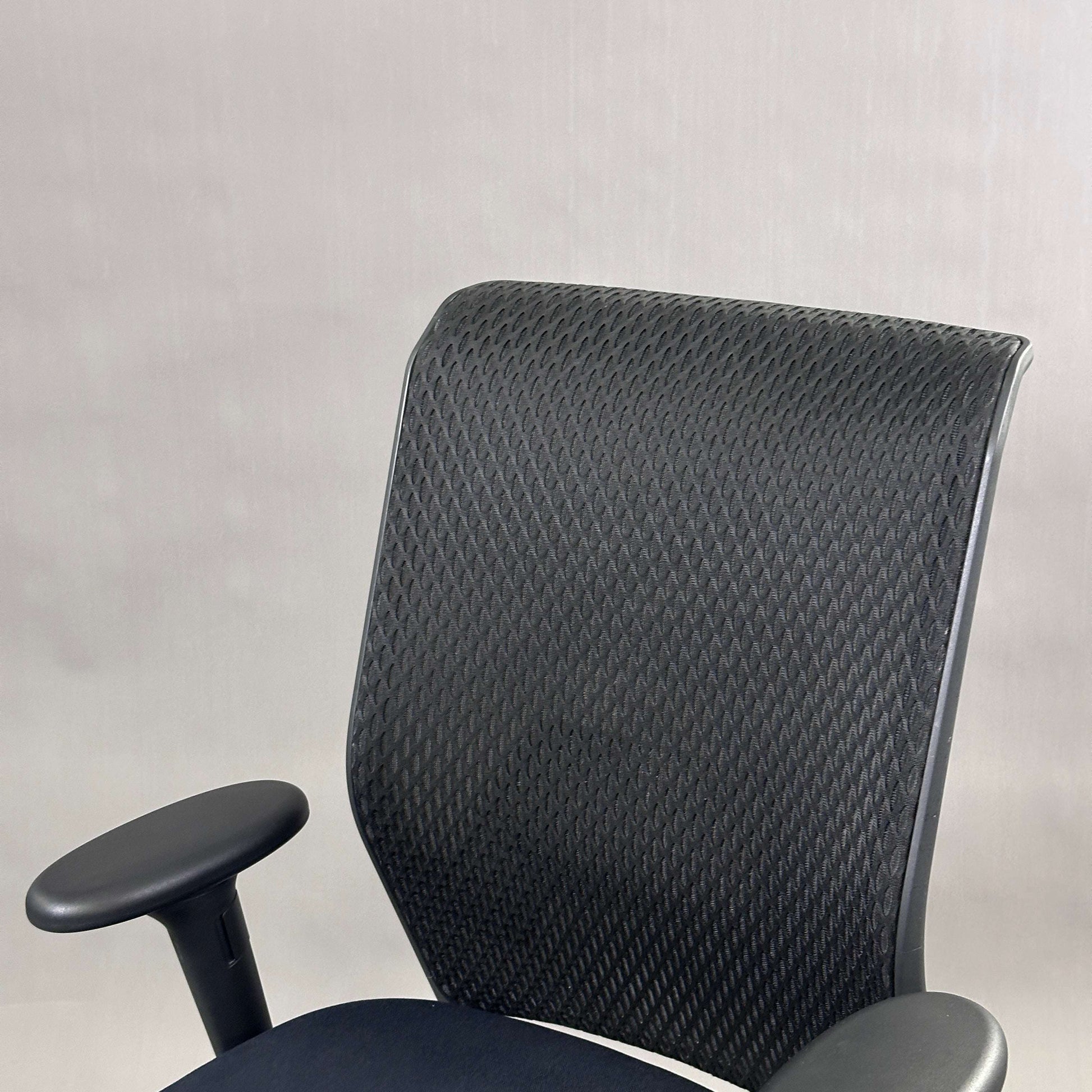 Vitra ID Mesh schwarz Diamondmesh Bürostuhl mit verstellbarer Sitzhöhe, Sitztiefe, Rückenlehne, Lordosenstütze und Armlehnen, Aluminiumgestell