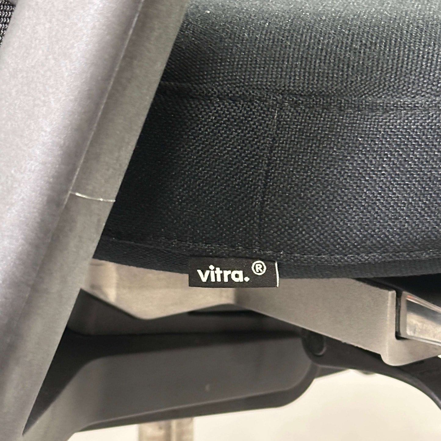 Vitra ID Mesh schwarzer Diamondmesh Bürostuhl mit Aluminiumgestell und verstellbaren Funktionen