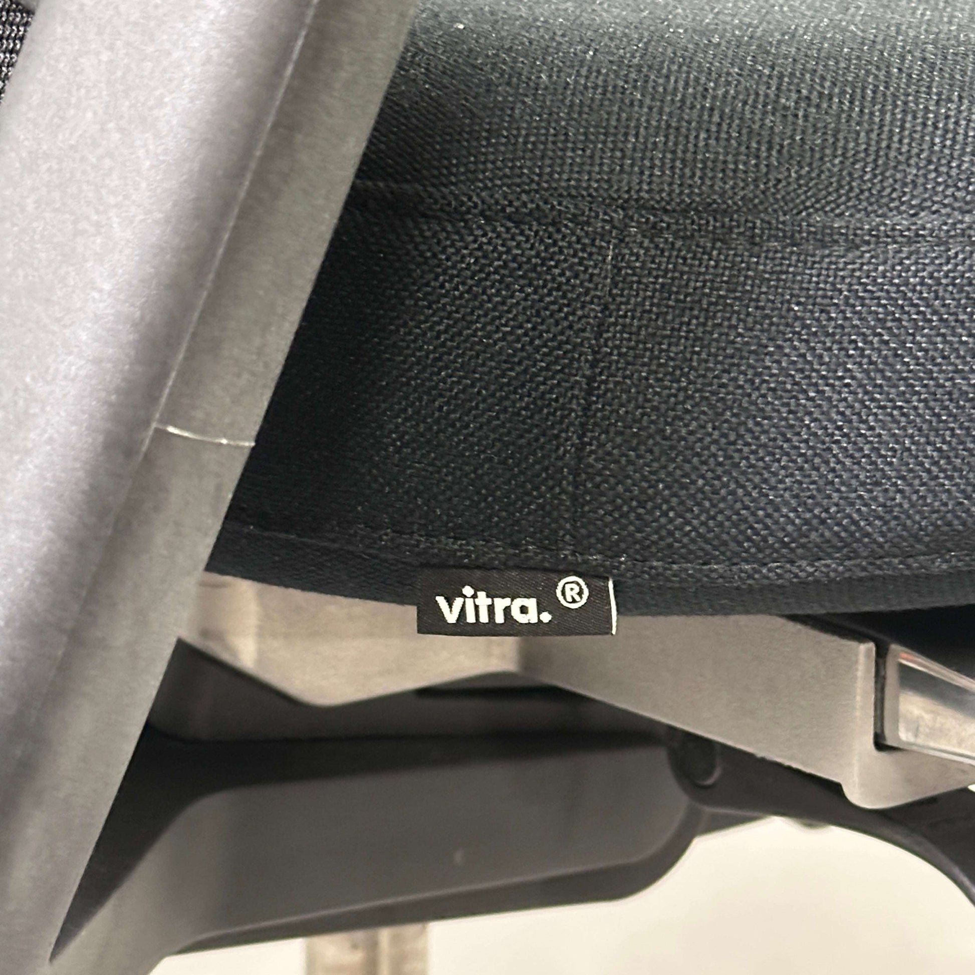 Vitra ID Mesh schwarzer Diamondmesh Bürostuhl mit Aluminiumgestell und verstellbaren Funktionen