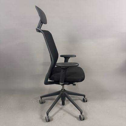 Vitra ID Mesh Bürostuhl schwarz mit Kopfstütze und verstellbaren Funktionen
