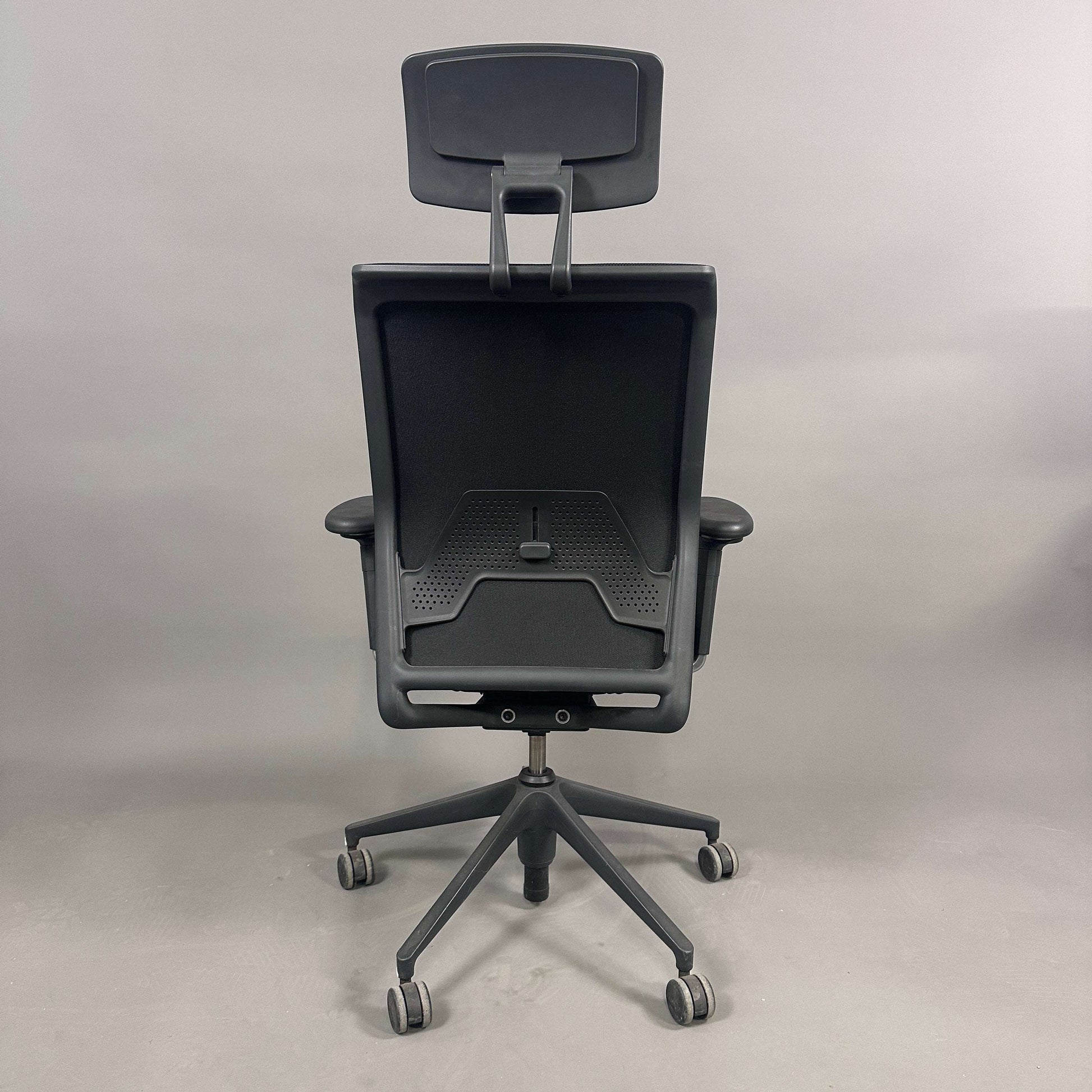 Vitra ID Mesh schwarzer Bürostuhl mit Kopfstütze und verstellbaren Funktionen, Mesh-Sitz- und Rückenbezug
