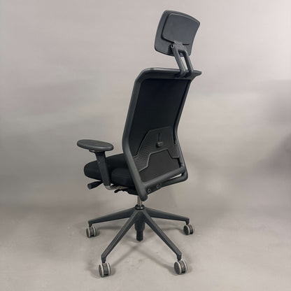Schwarzer Vitra ID Mesh Bürostuhl mit Kopfstütze und verstellbaren Armlehnen aus feinem Silk Mesh Material