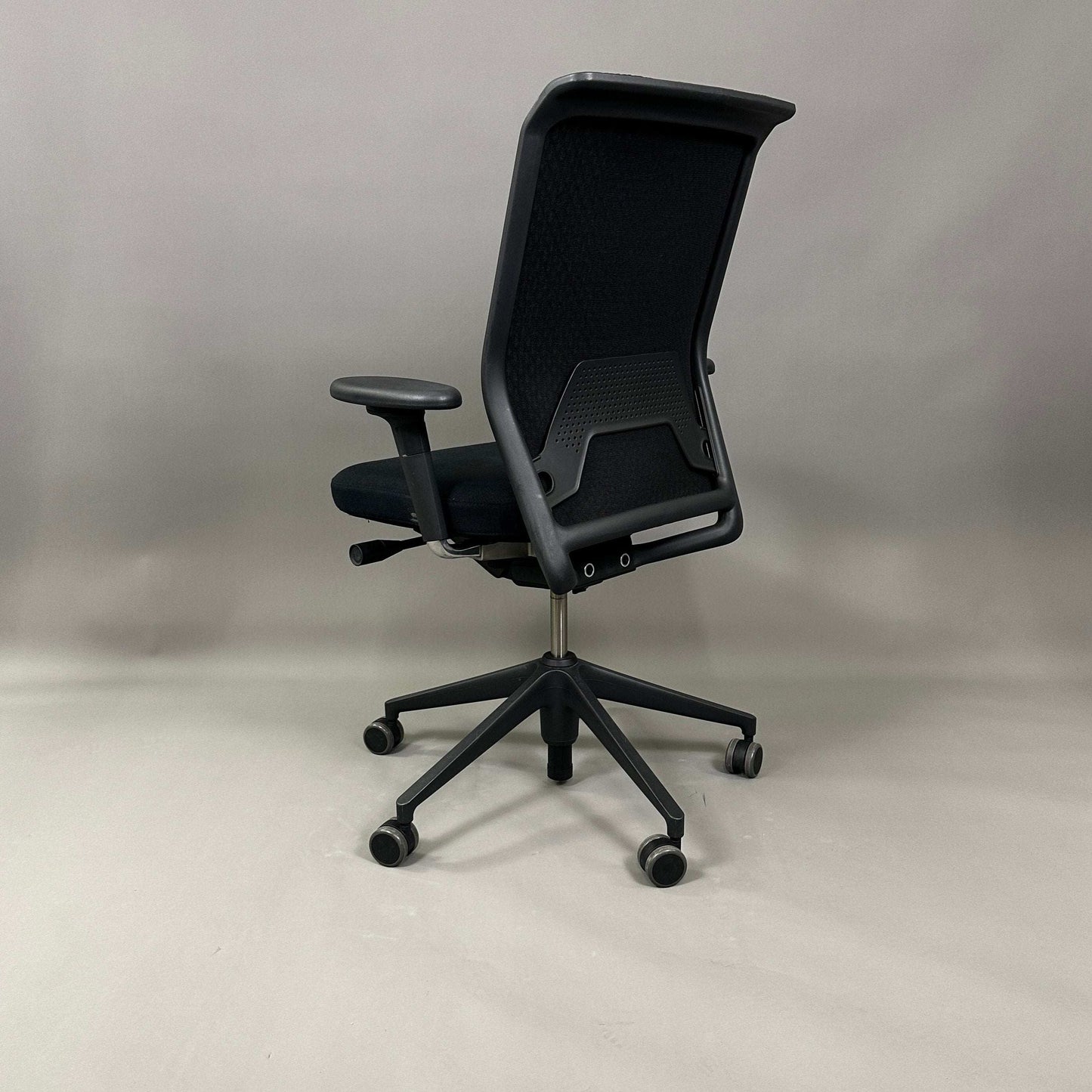 Black Vitra ID Mesh office chair with breathable Diamond Mesh backrest and adjustable ergonomic features