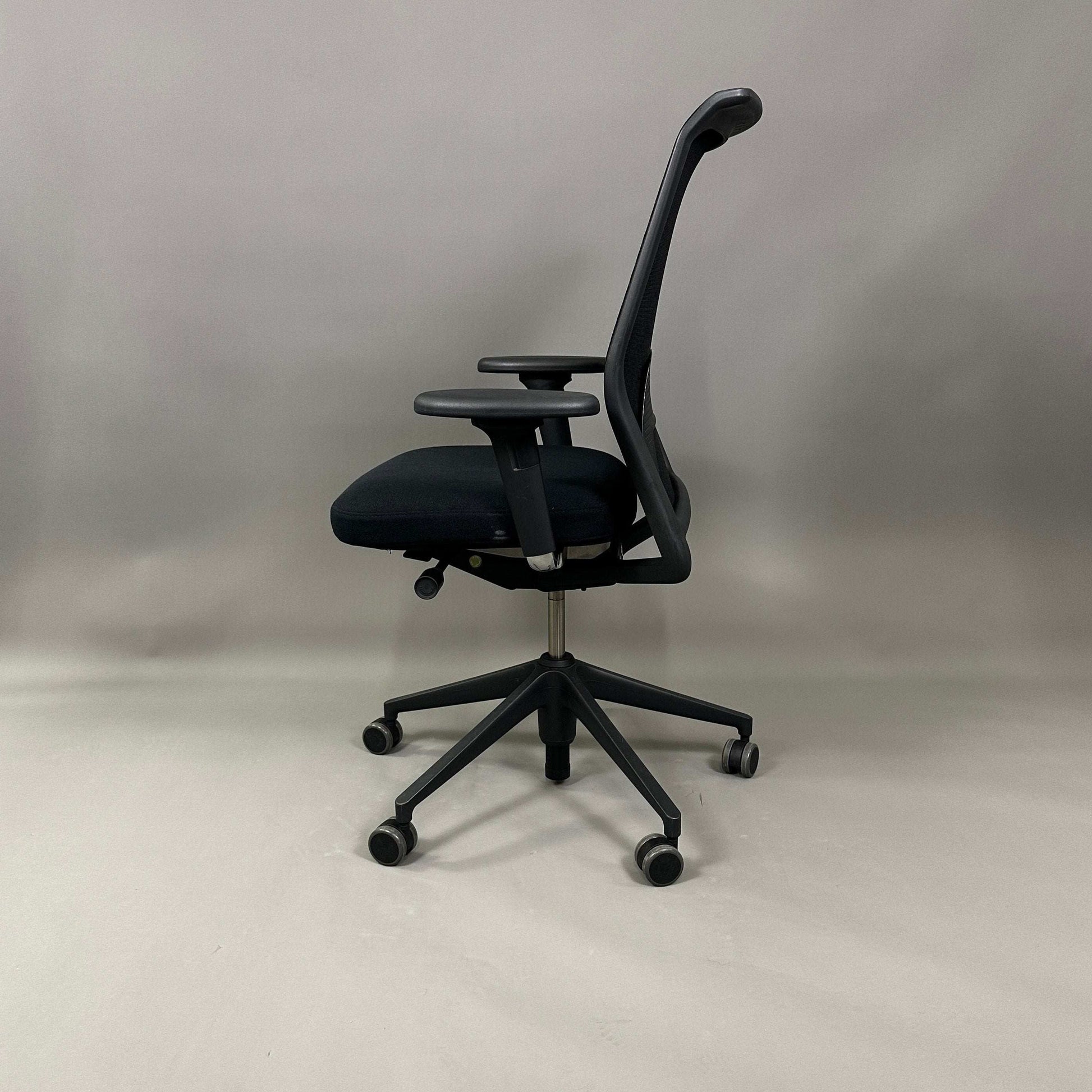 Vitra ID Mesh ergonomic black office chair with breathable diamond mesh backrest and adjustable armrests