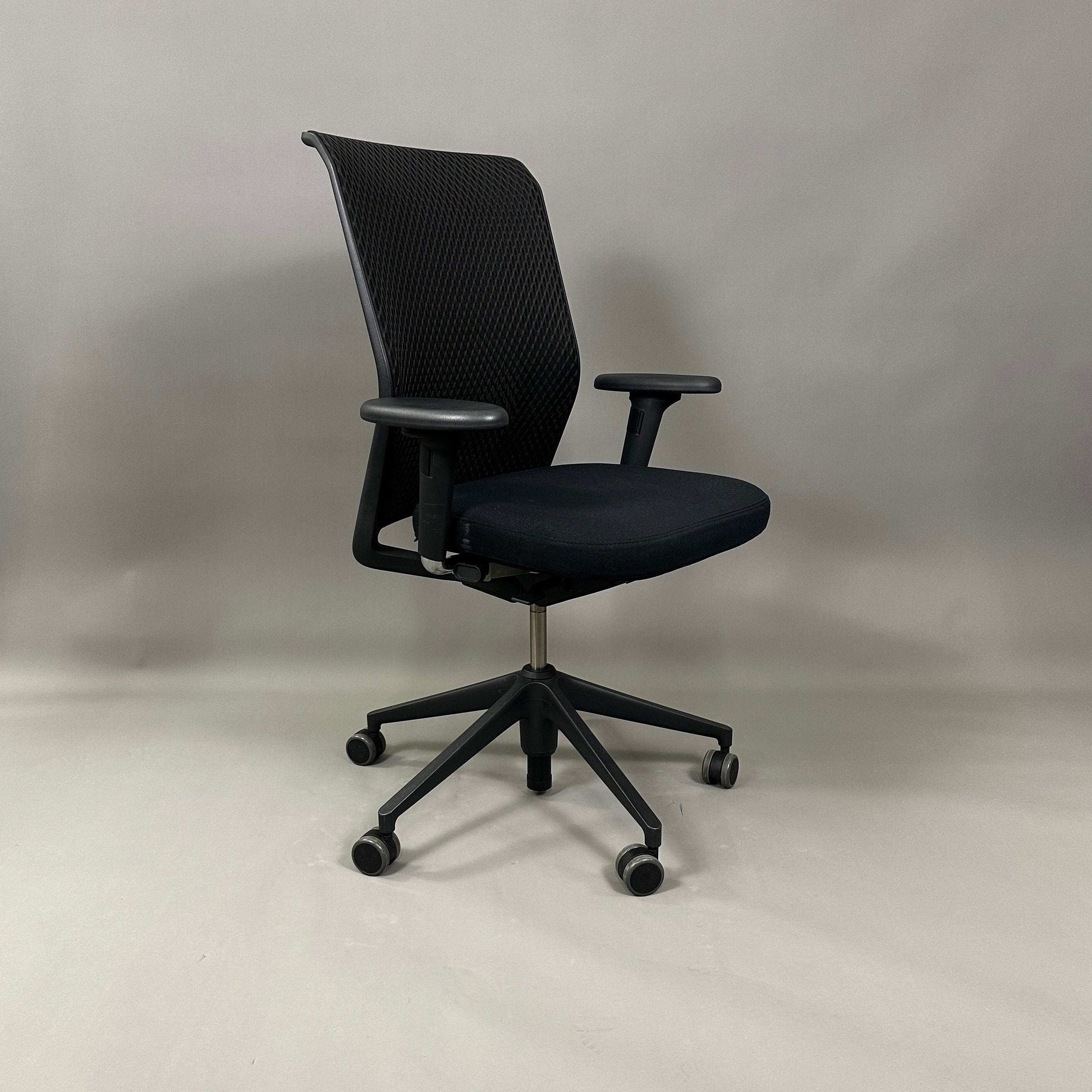 Vitra ID Mesh black office chair with adjustable armrests and breathable diamond mesh backrest