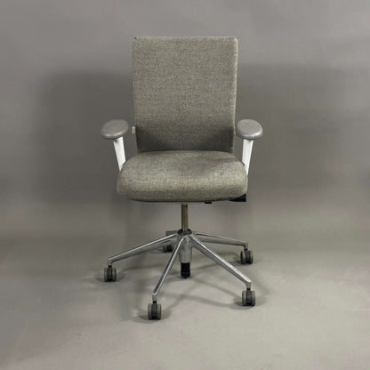 Vitra ID Soft ergonomischer Bürostuhl grau mit chrom Fußkreuz und verstellbaren Armlehnen
