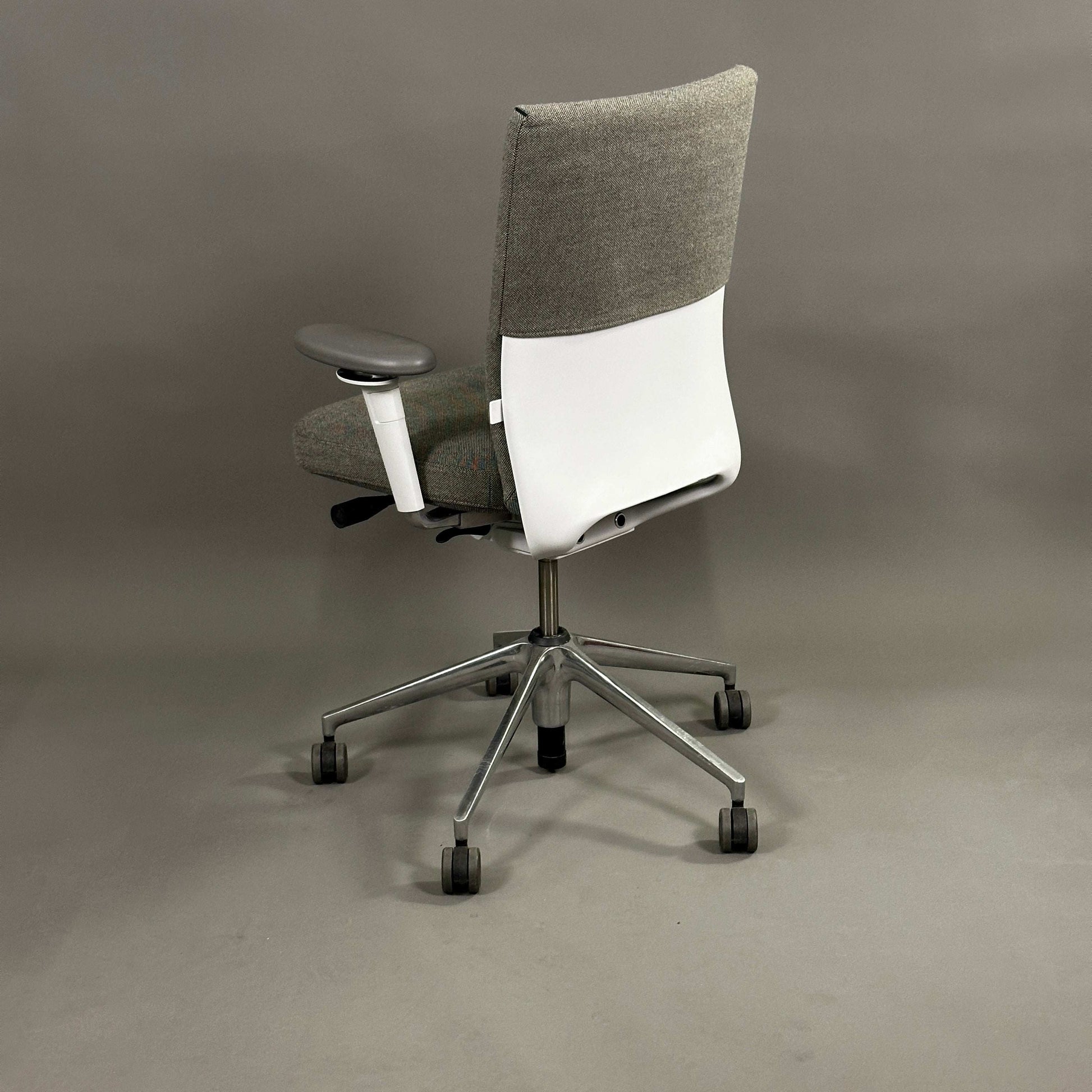 Vitra ID Soft Bürostuhl grau weiß mit Chromfußkreuz und verstellbaren Armlehnen
